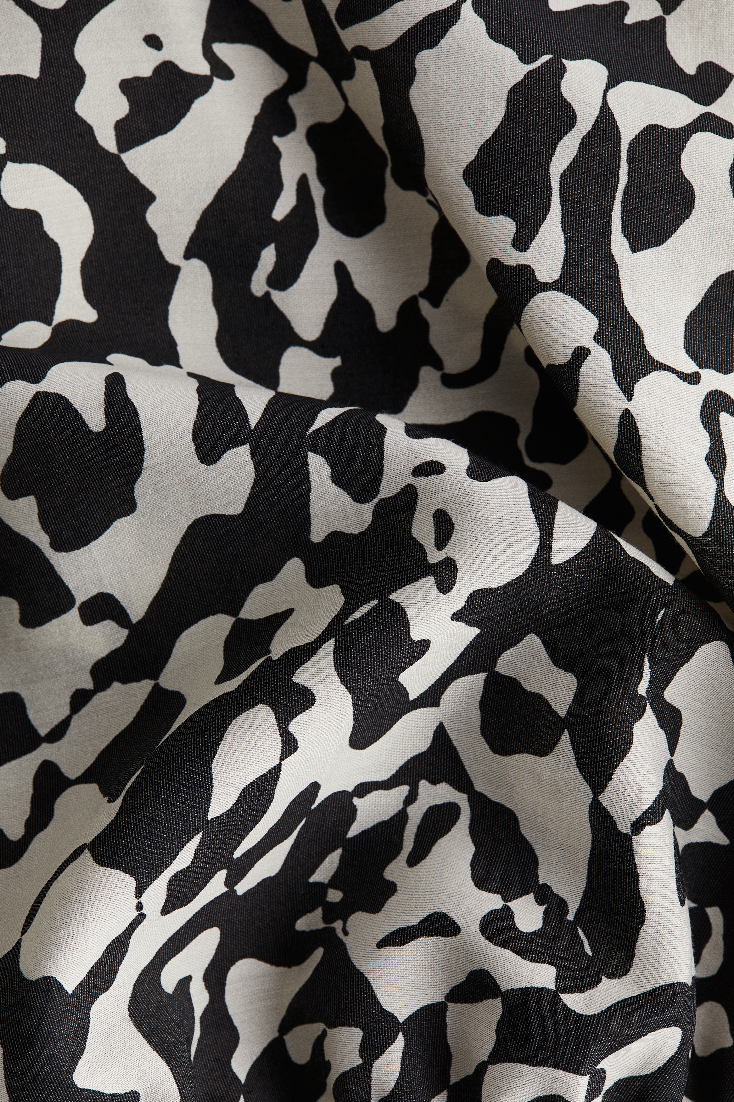 Balloon-sleeved blouse