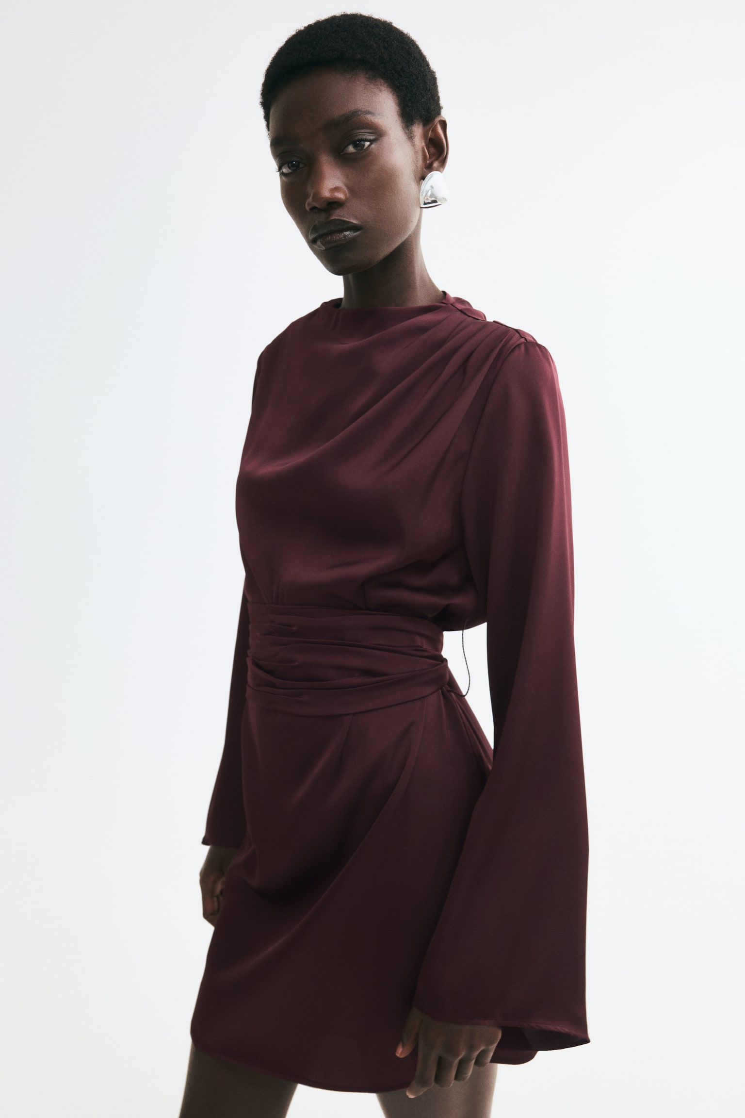Женское платье H&M Tie-Belt Satin, цвет: Бордовый — фото 2