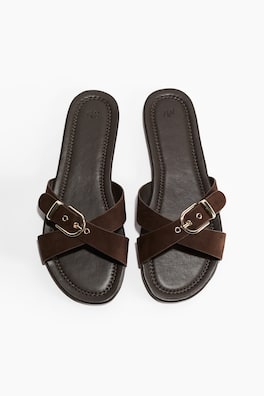 Sandaler med korslagda fotremmar