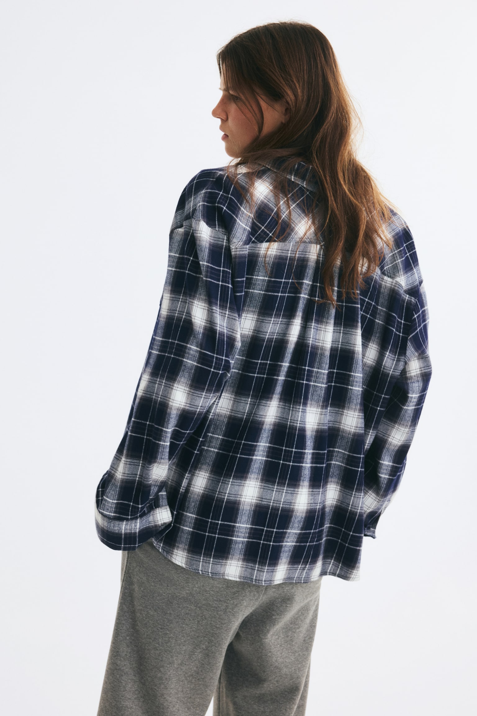 Женская рубашка H&M Oversized Flannel, цвет: Тёмный синий / Клетчатый — фото 6