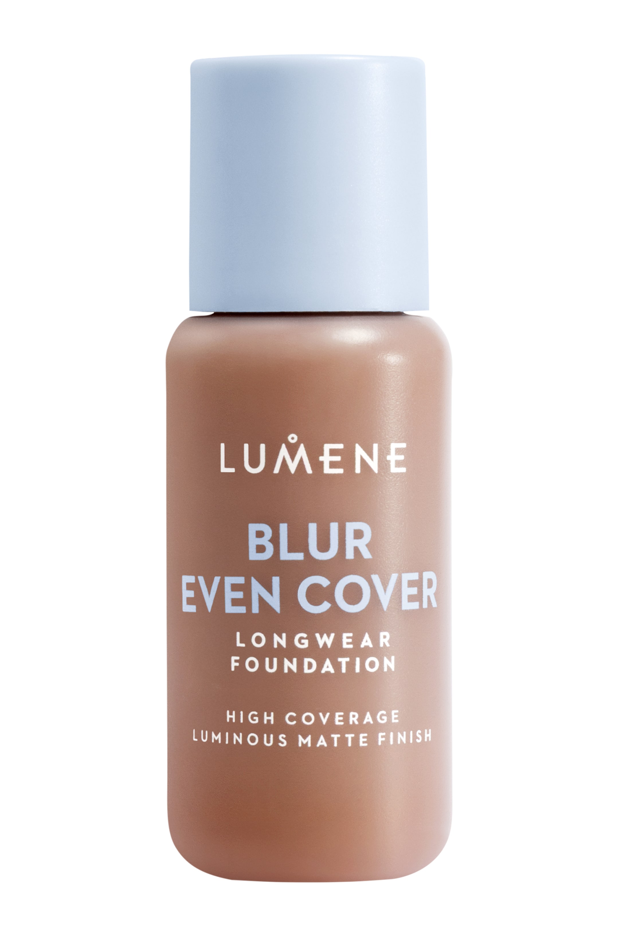 Se større billede: En Lumene Blur Even Cover Longwear Foundation-flaske står oprejst, vendt fremad. Den har en mat mellembrun krop med en mat lyseblå hætte, der viser mærkenavnet "Lumene" og produktdetaljer i hvid og lyseblå tekst.