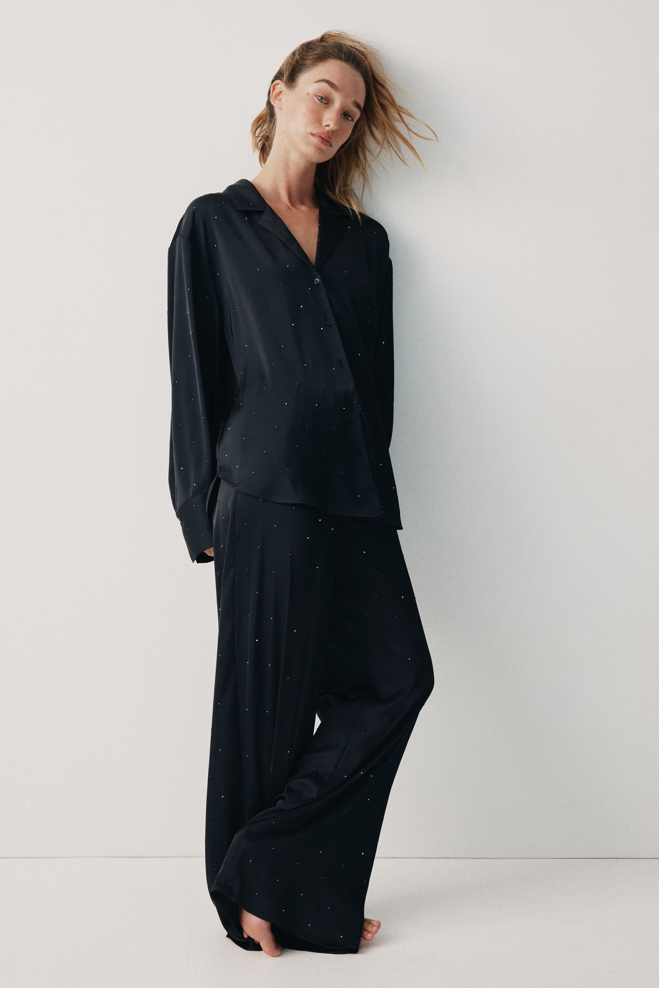 Ampliar la imagen: Pantalón de pijama en satín con decoraciones - Negro - Ladies | H&M MX 2