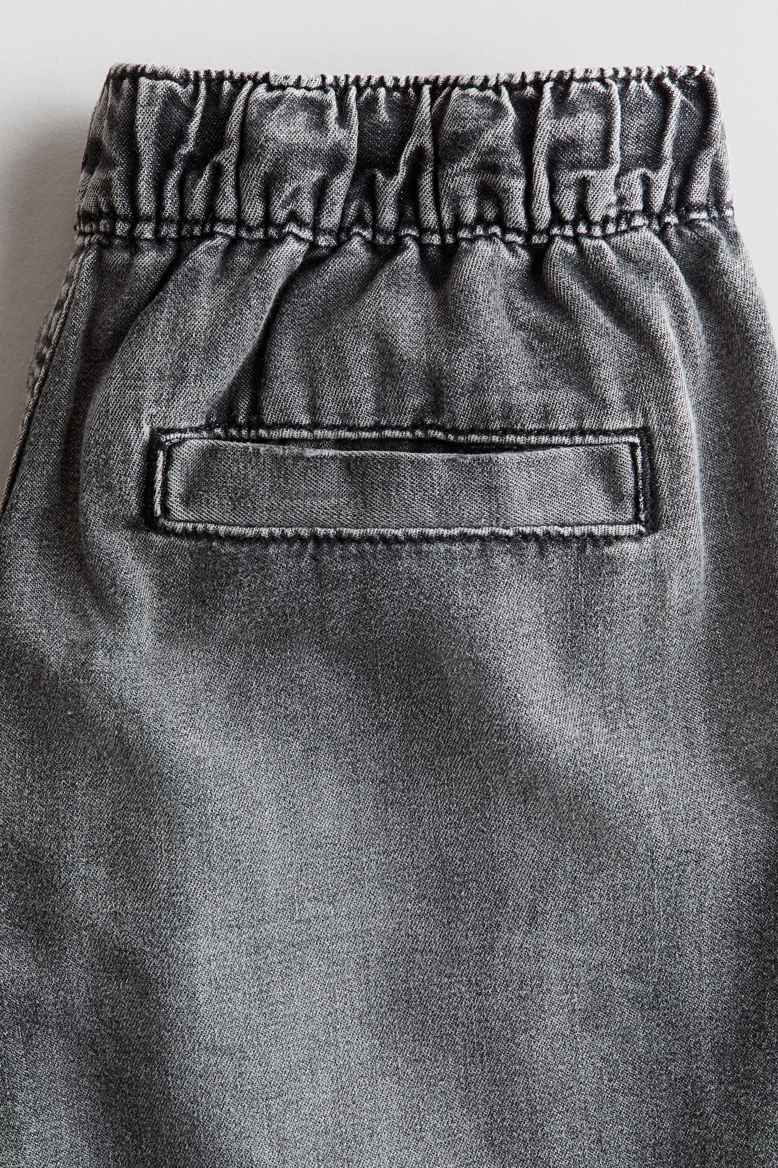 Детские джинсы H&M Denim Joggers, цвет: Потёртый чёрный — фото 2