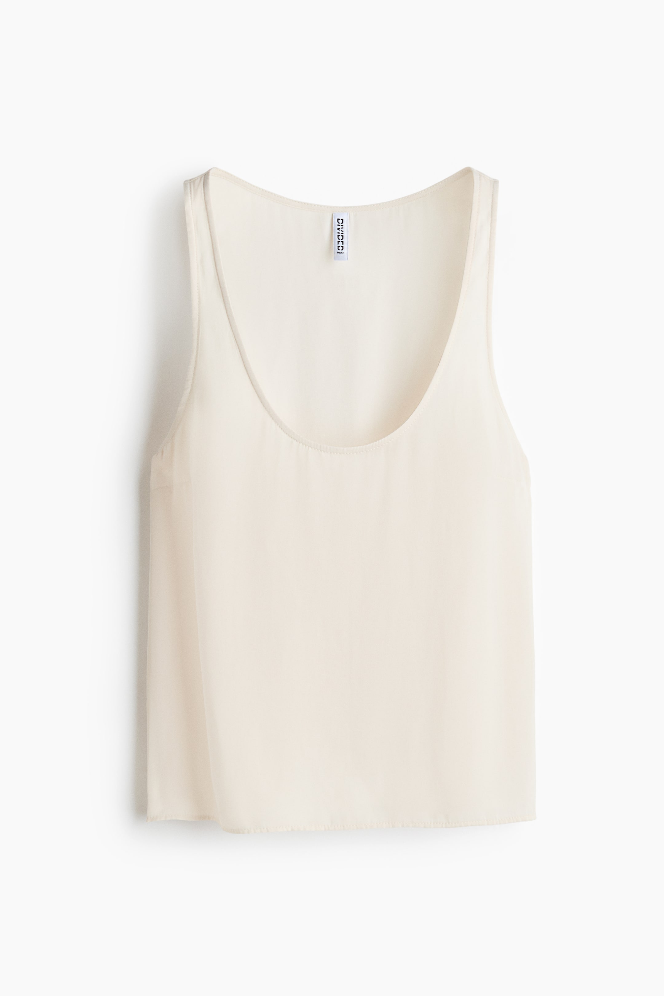 Agrandir l'image: Un haut sans manches en chiffon léger, doté d'un col rond et d'un ourlet légèrement arrondi. Une étiquette de marque est visible à l'arrière du cou.