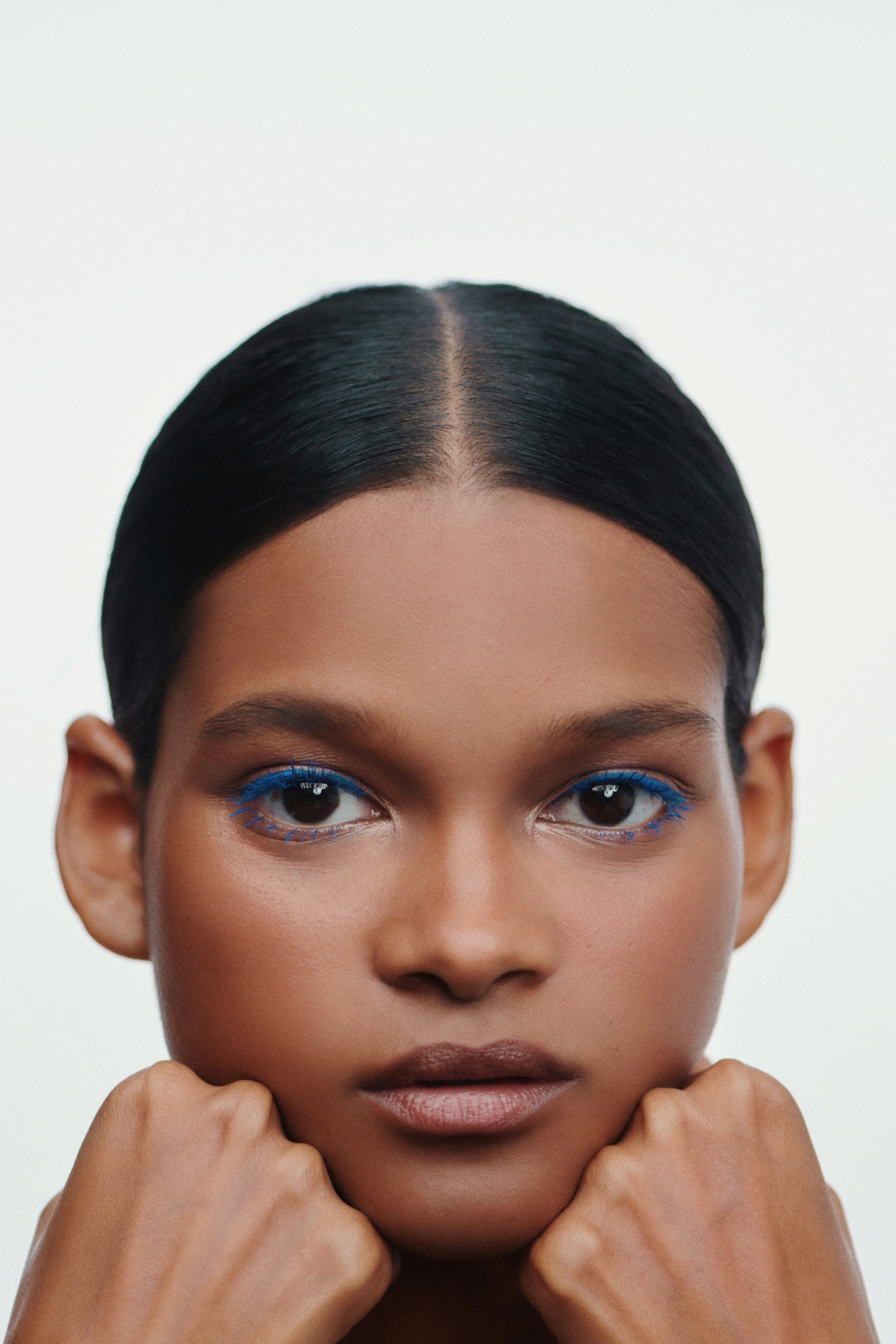 Visualizza immagine più grande: Il mascara blu è applicato sulle ciglia superiori e inferiori della modella, separandole e offrendo un colore audace e un volume drammatico. Anche l'eyeliner blu è visibile sulla sua linea delle ciglia inferiori.