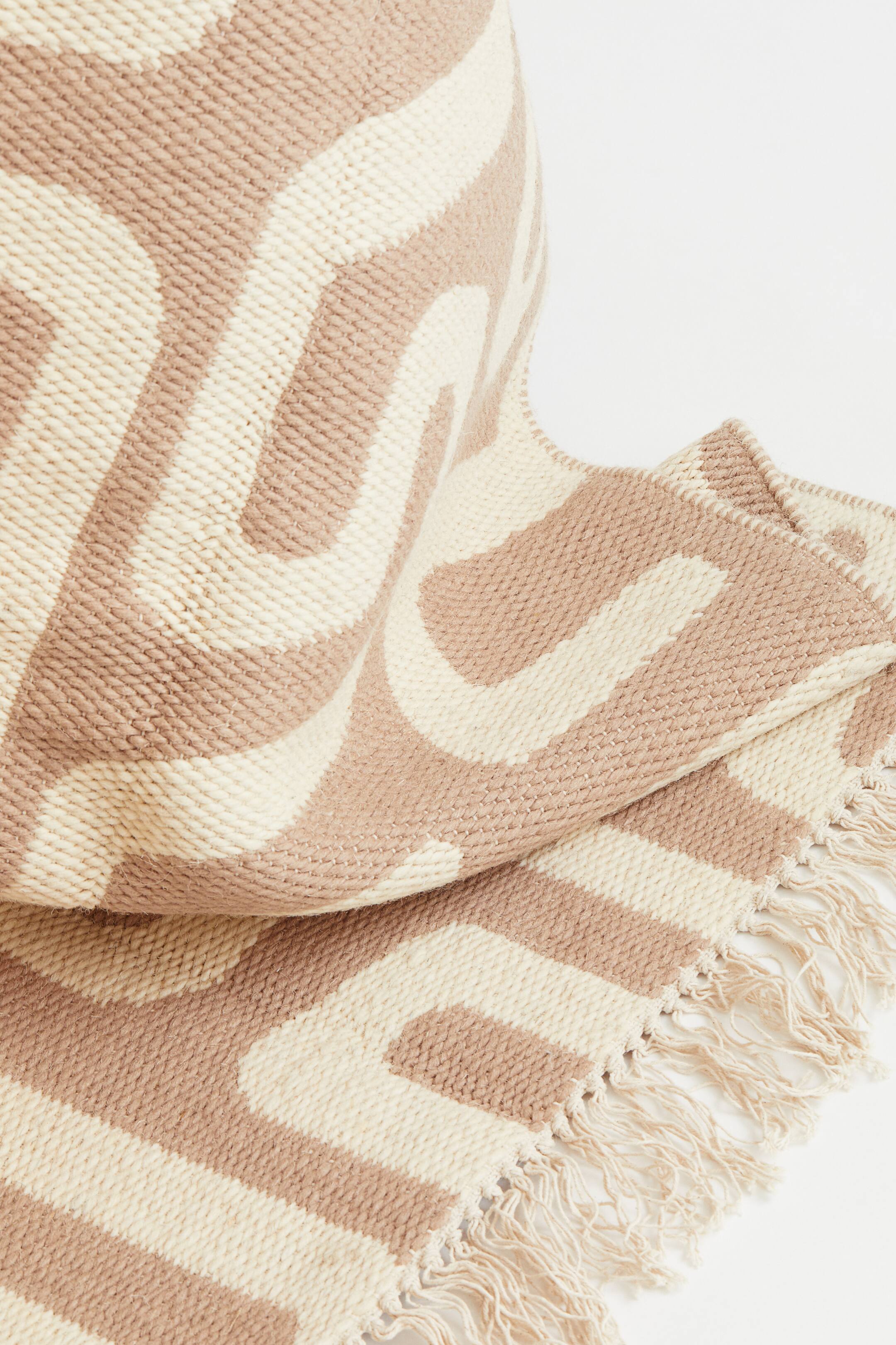 Jacquardweave woolblend rug Powder beige/Patterned Home All H&M GB