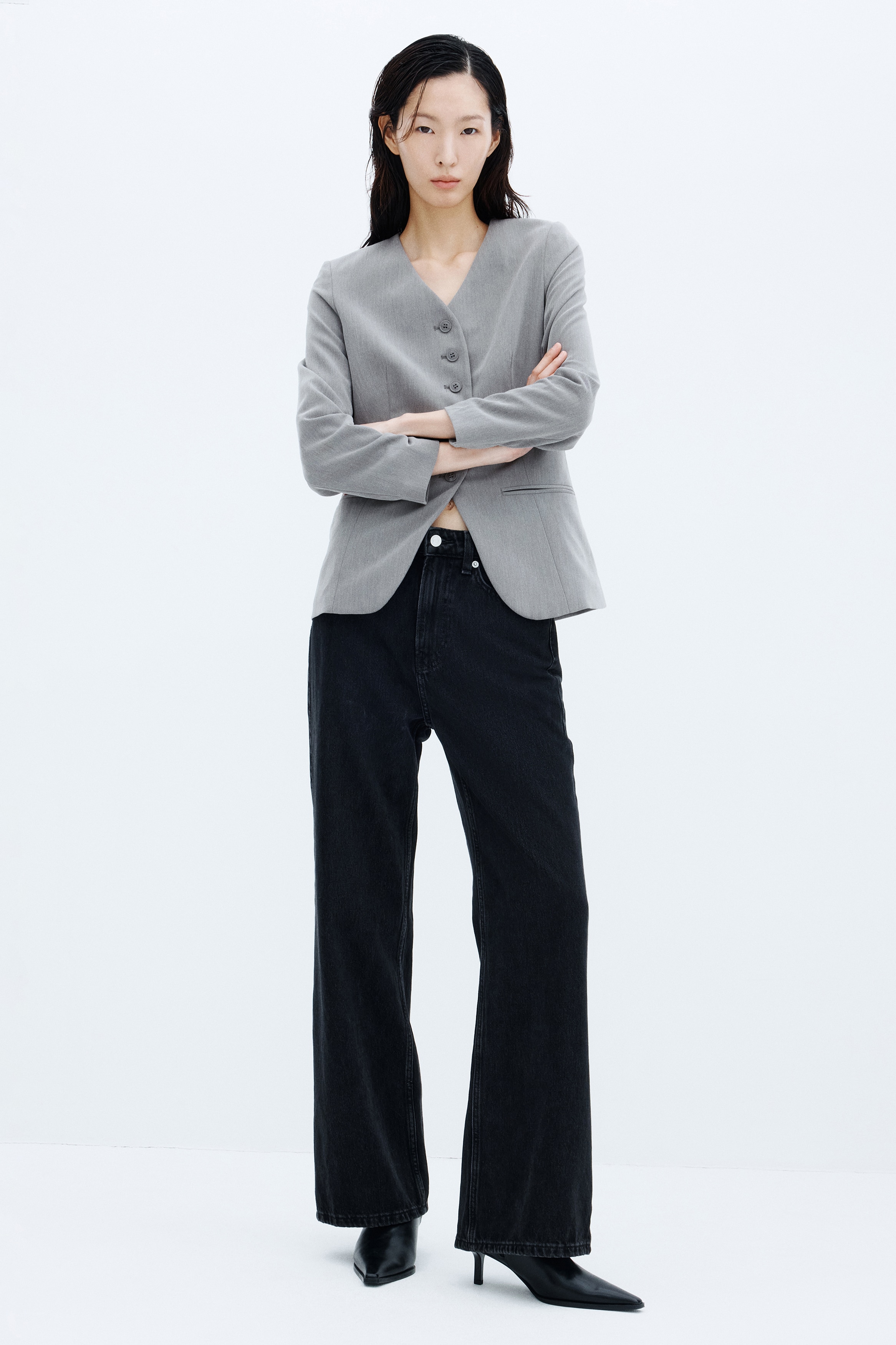 ä¸ä»¶ç°è²ç¡ç¿»é æç´è¥¿è£å¤å¥æ­£é¢å±ç¤ºï¼åç¾Vé è¨­è¨ãåå¹å­ç²éæ£éåååè°çãéæ¬¾å¯¬é¬çåè¥¿è£å¤å¥éææ©«ååµç·å£è¢ãé·è¢åå¼§å½¢ä¸æºã