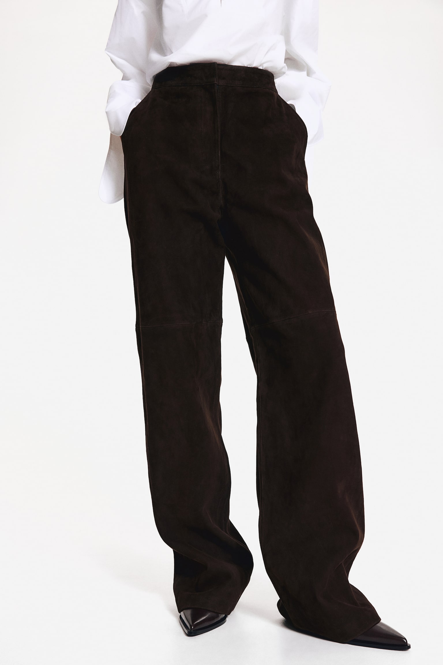 A/W 2024 H&M Premium Selection
Trousers in soft suede with a zip fly and concealed button and hook-and-eye fastener at the waist. Diagonal side pockets, patch back pockets and straight legs with a visible seam at the knees. Partly lined.