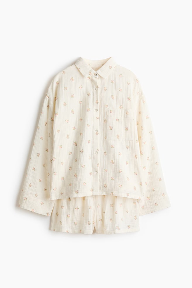 Pijama de camisa e calções - Creme/Floral/Creme/Floral/Cinzento escuro/Castanho pó/Azul pó claro/Branco/Limões/Azul escuro/Creme/Bolinhas/Rosa seco claro/Rosa claro/Branco/Corações pretos - 1