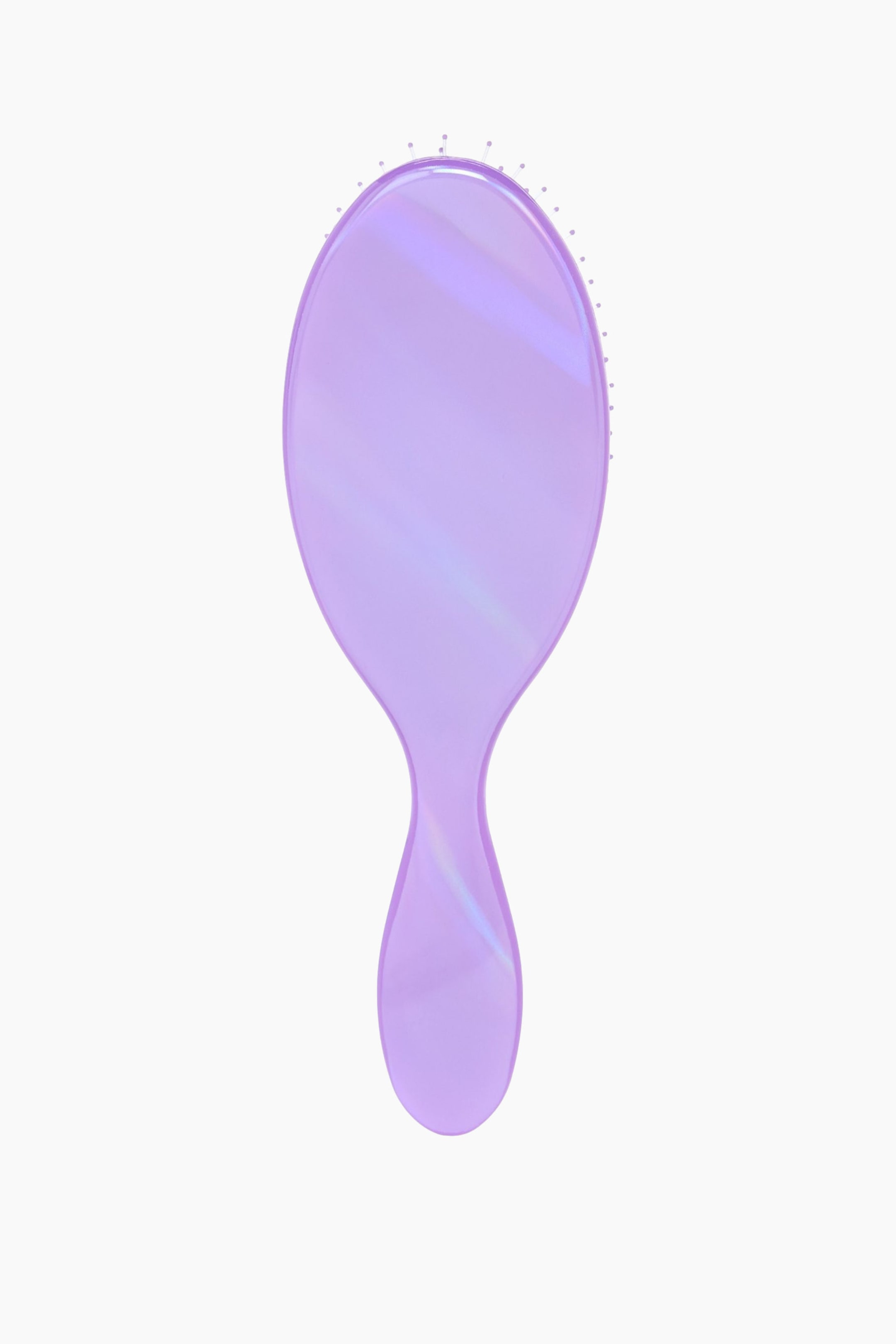 Visa större bild: En genomskinlig lavendelhårborste visar sin framsida, med ett ovalformat huvud med små, runda piggar längs toppen och sidorna och ett böjt handtag. Iriserande reflektioner syns över dess yta.