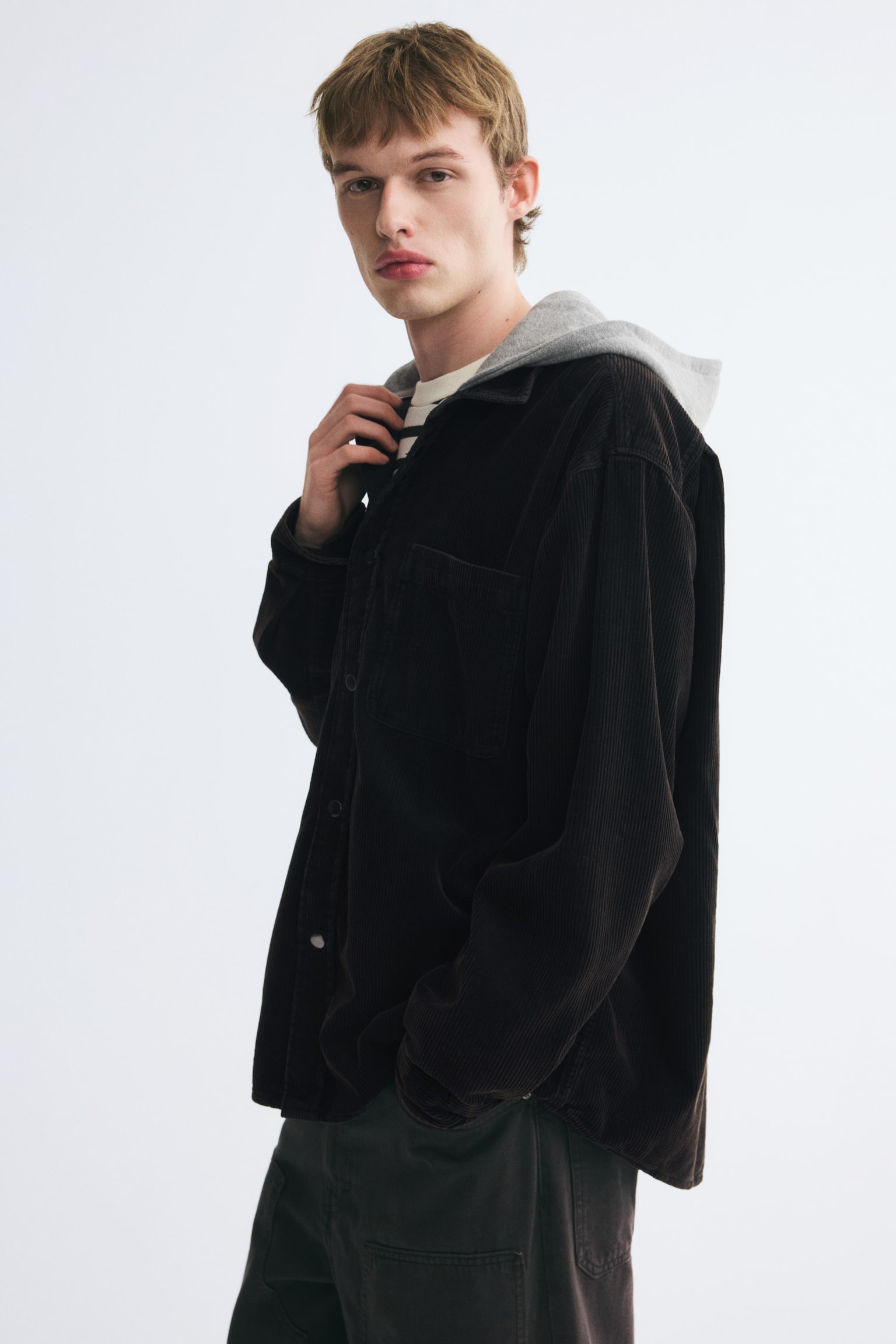 Мужская рубашка H&M Corduroy Overshirt, цвет: Угольный серый — фото 6