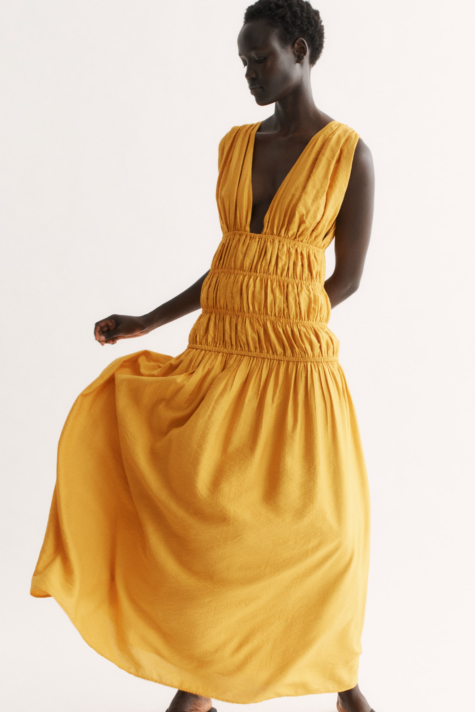 Женское платье H&M Smocked Viscose-Blend, цвет: Тёмный жёлтый — фото 3