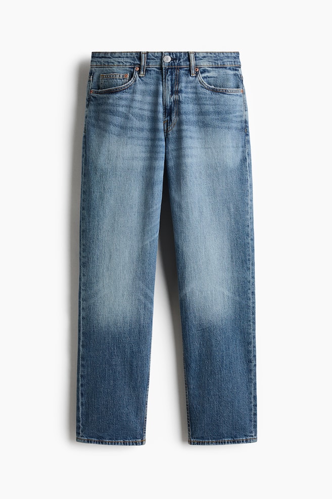 De 5-pocket katoenen denim jeans worden van voren getoond, met een licht tot middelblauwe wassing en zichtbare vervagingen op de dijen. Ze zijn ontworpen met een reguliere taille, een ritssluiting, een normale pasvorm en rechte pijpen die een lossere uitstraling bieden. - 1