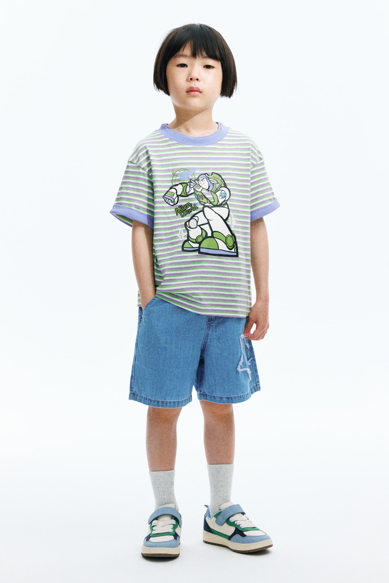 Áo thun in hình kiểu xếp lớp - Màu tím nhạt/Toy Story/Màu xanh dương đậm/Toy Story/Màu đen/Toy Story/Màu trắng/Toy Story/Màu đen/Chuột Mickey/Màu kem/Chuột Mickey - 1