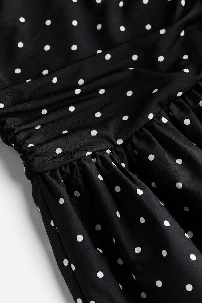 Marszczona sukienka z odkrytymi ramionami - Czarny/Kropki - 5