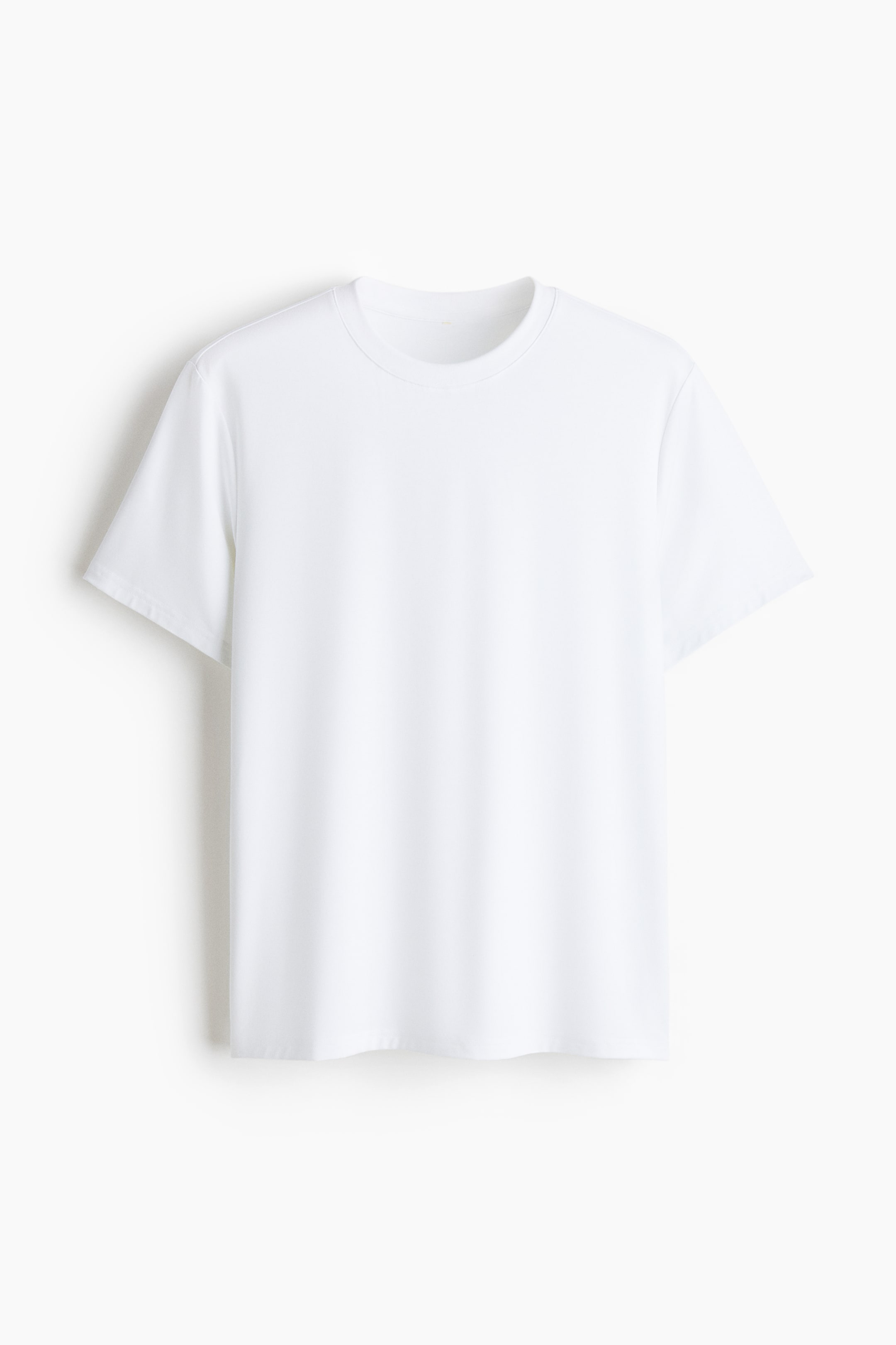 Agrandir l'image: Un t-shirt blanc est présenté, VUE DE FACE, avec un design uni, un col rond et des manches courtes.