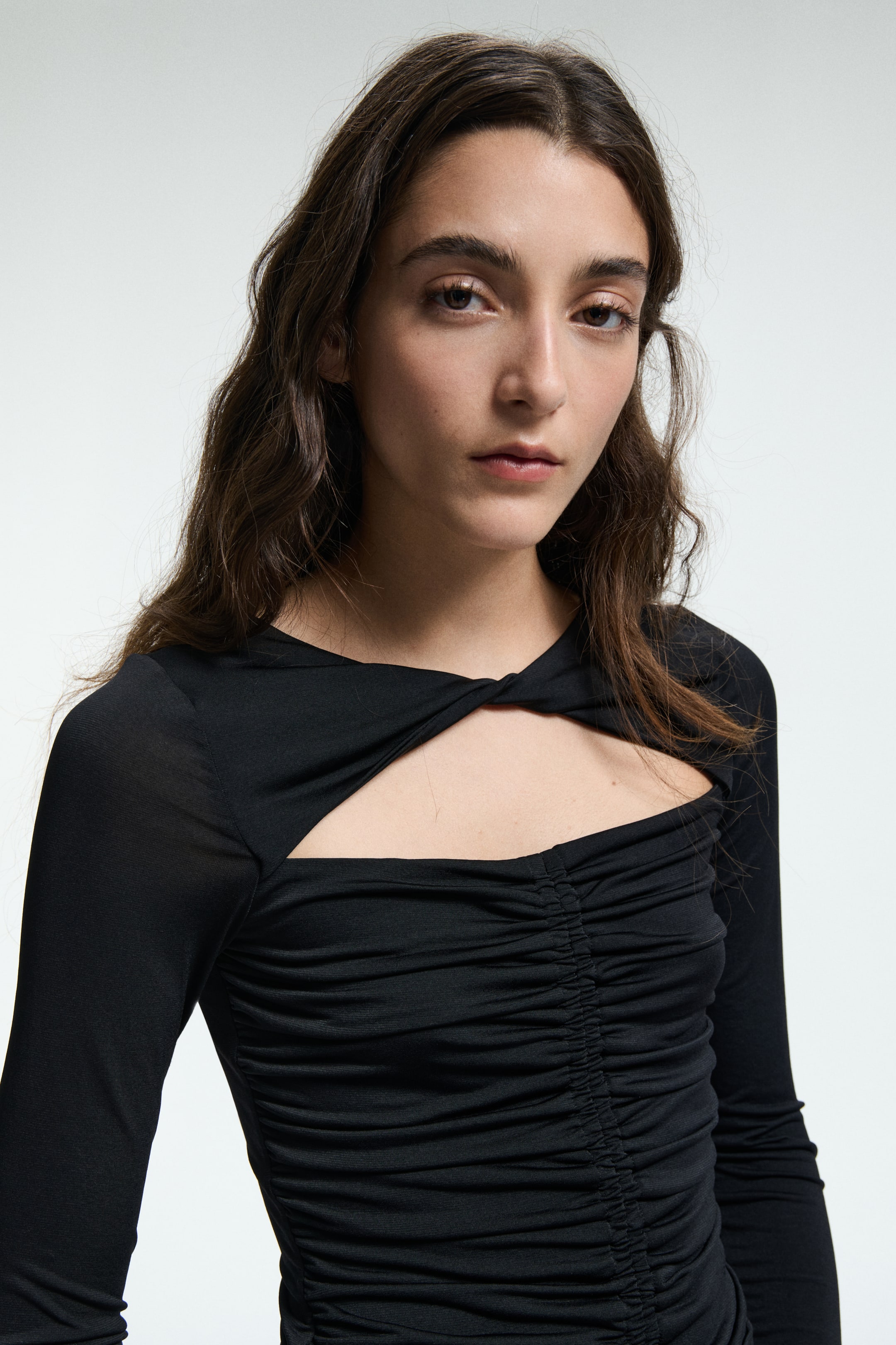 Zobrazit větší obrázek: Cut-out jersey top - Černá - ŽENY | H&M CZ 1
