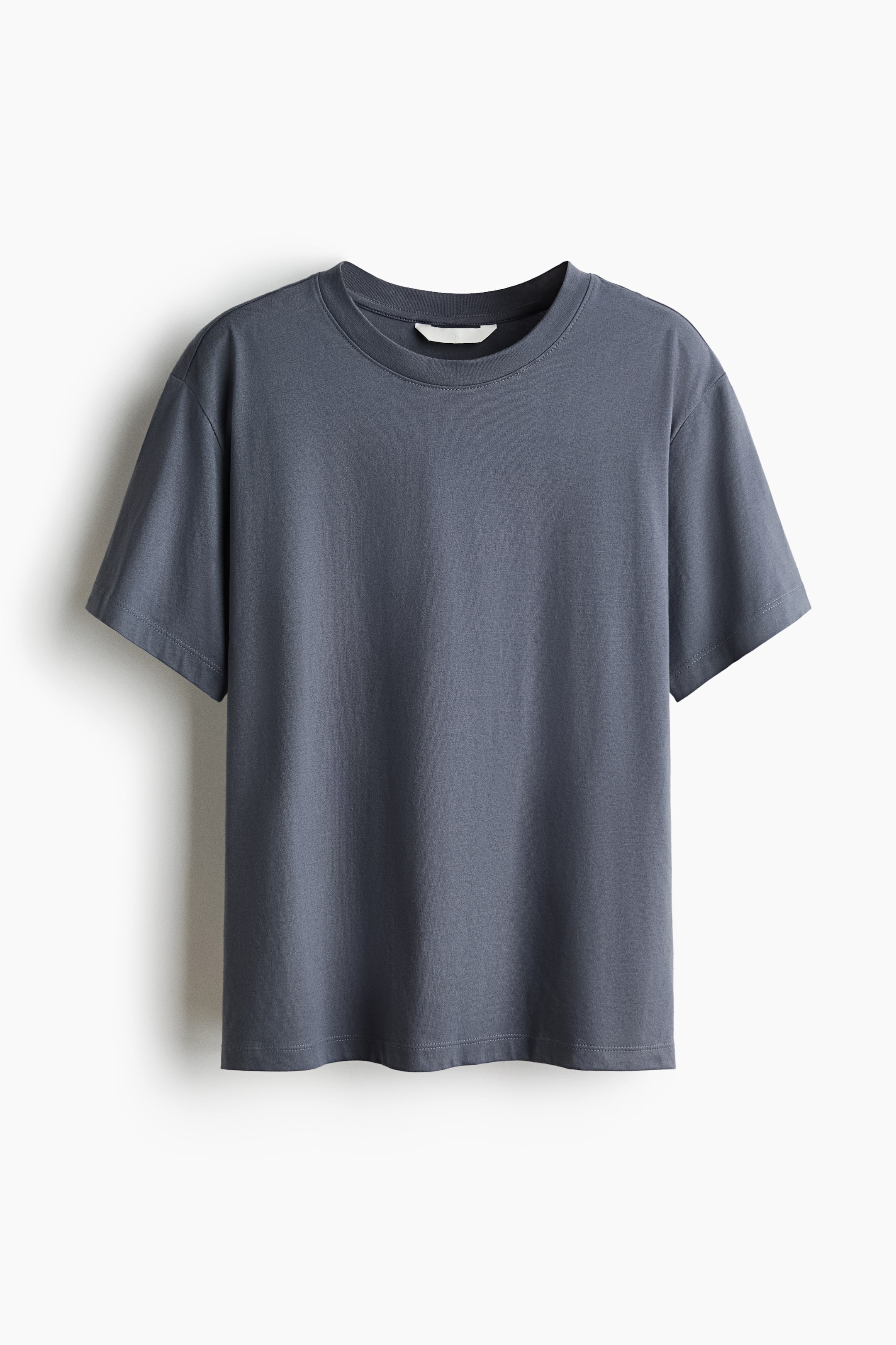 Voir une image plus grande: Un t-shirt coupe droite, gris foncé, en jersey de coton doux, est suspendu à plat, vu de face, mettant en valeur sa coupe décontractée. Le t-shirt présente un col rond bordé de côtelés, des épaules légèrement tombantes et des manches courtes avec un ourlet droit.