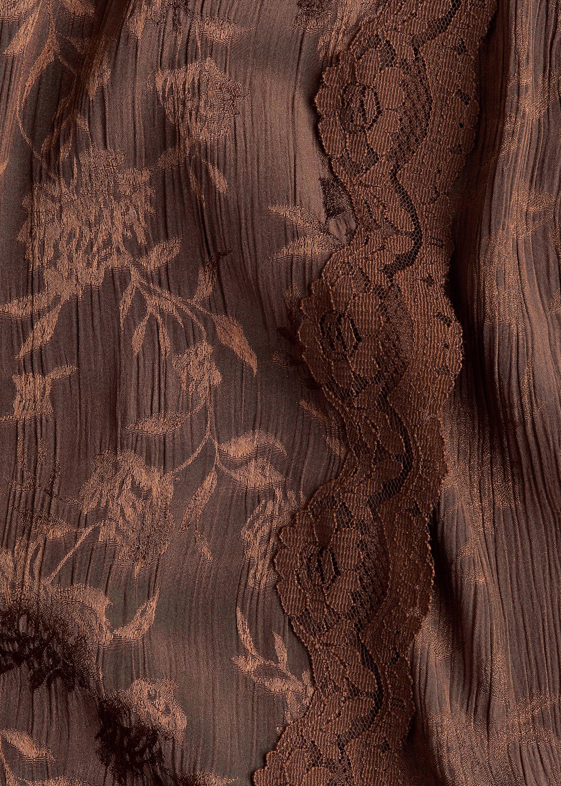 Robe en brocart bordée de dentelle