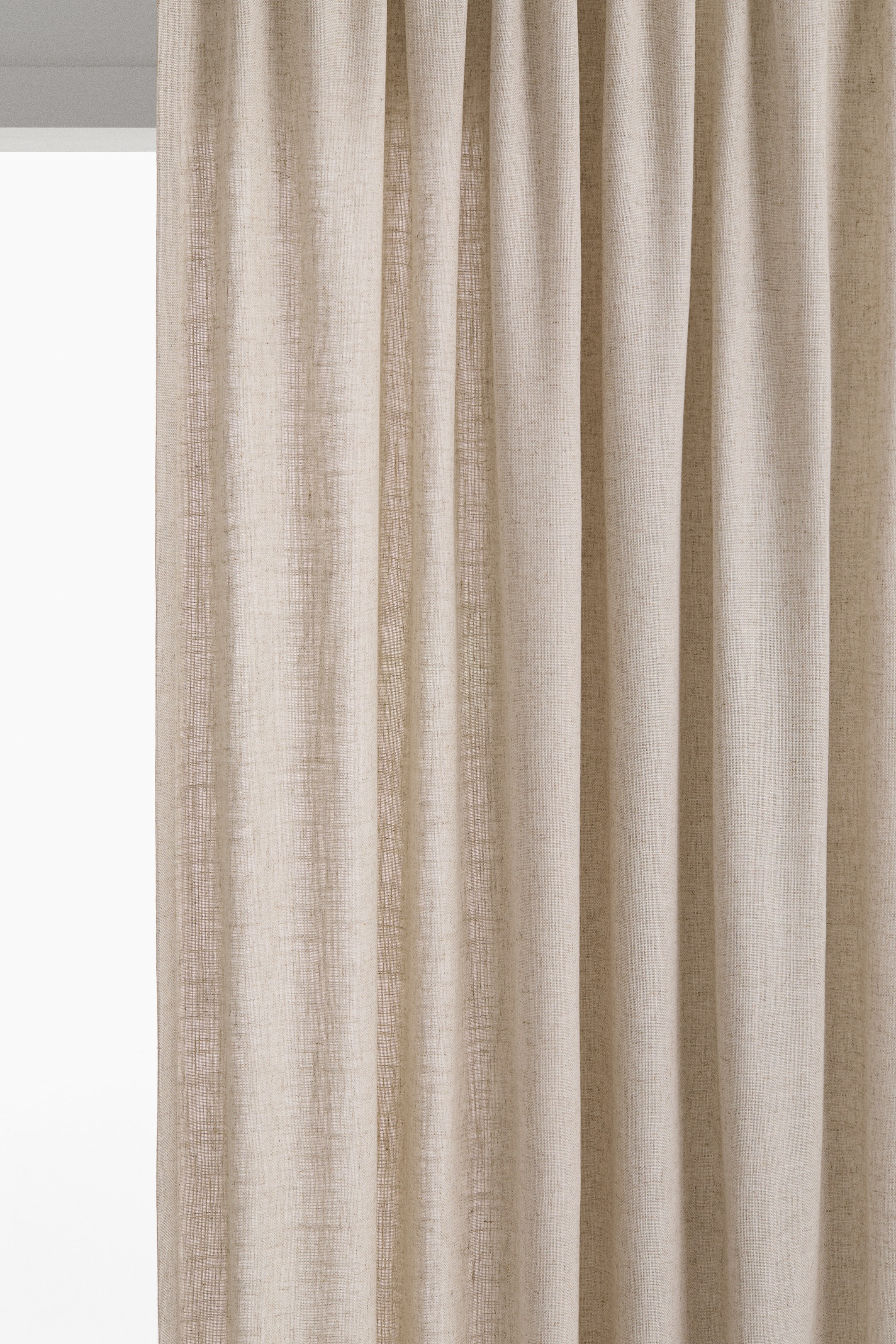 Visualizza immagine più grande: Una tenda è appesa, presentando una vista frontale del suo tessuto intrecciato di colore beige chiaro. Il tessuto presenta una texture delicata e screziata e forma morbide pieghe verticali.