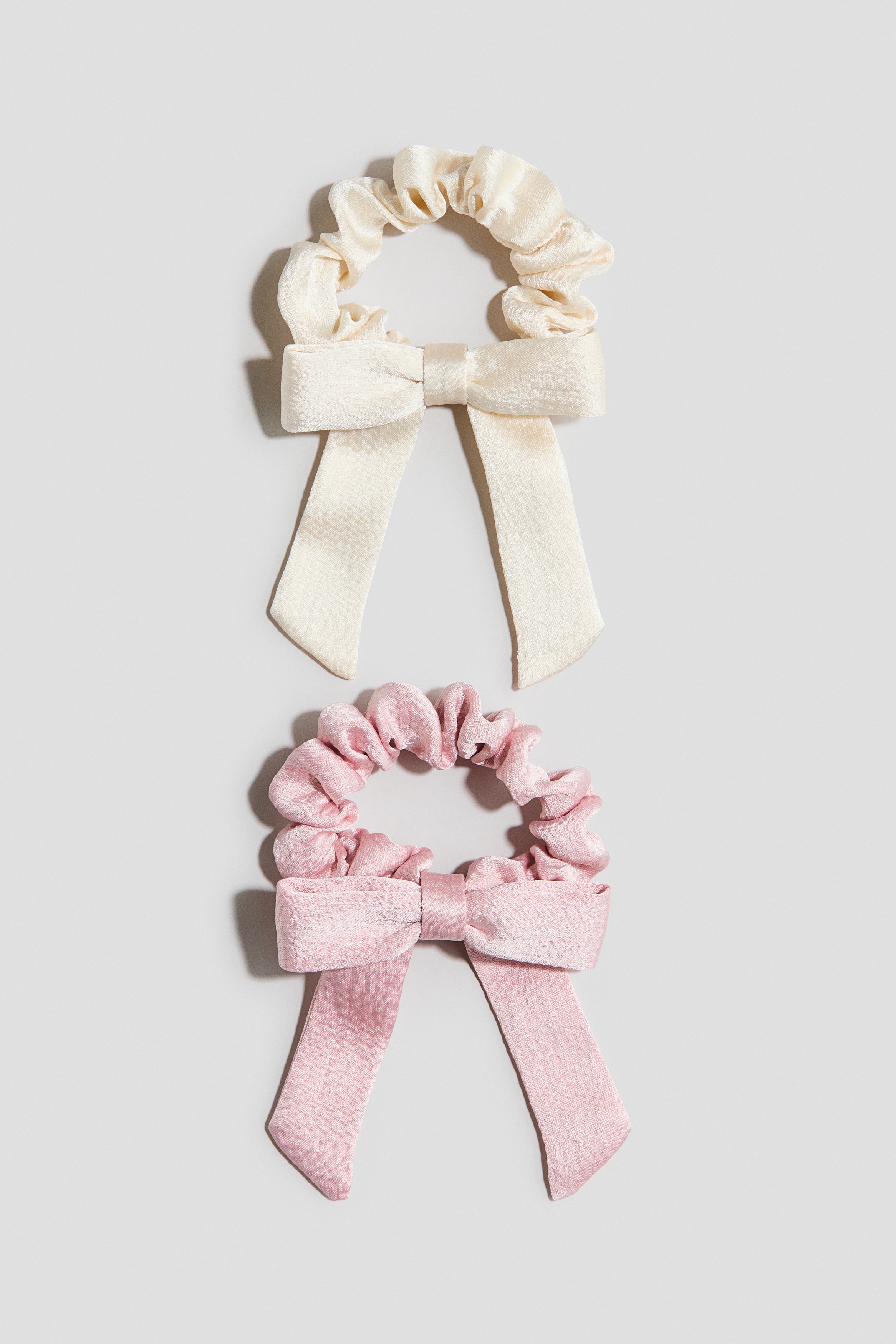 2-pack bow scrunchiesModel