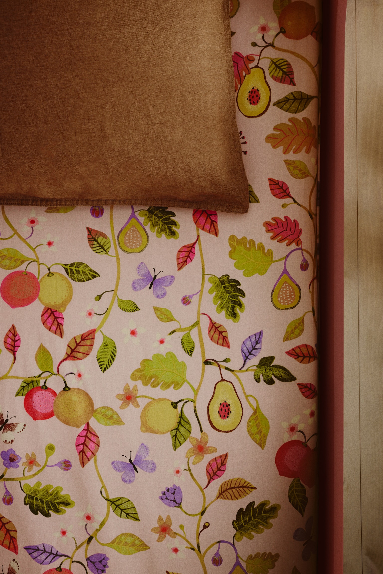 Чаршаф от памук с ластик и десен - Светлорозов/Плодове/Зелен/Динозаври/Светлобежов/Динозаври/Светложълт/Портокали/Бял/Сърца/Светлобежов/Динозаври/Пепел от рози/Малки цветя/Бял/Точки/Бял/Дъги/Светлобежов/Еднорози/Бял/Детелина/Светлозелен/Превозни средства - 2