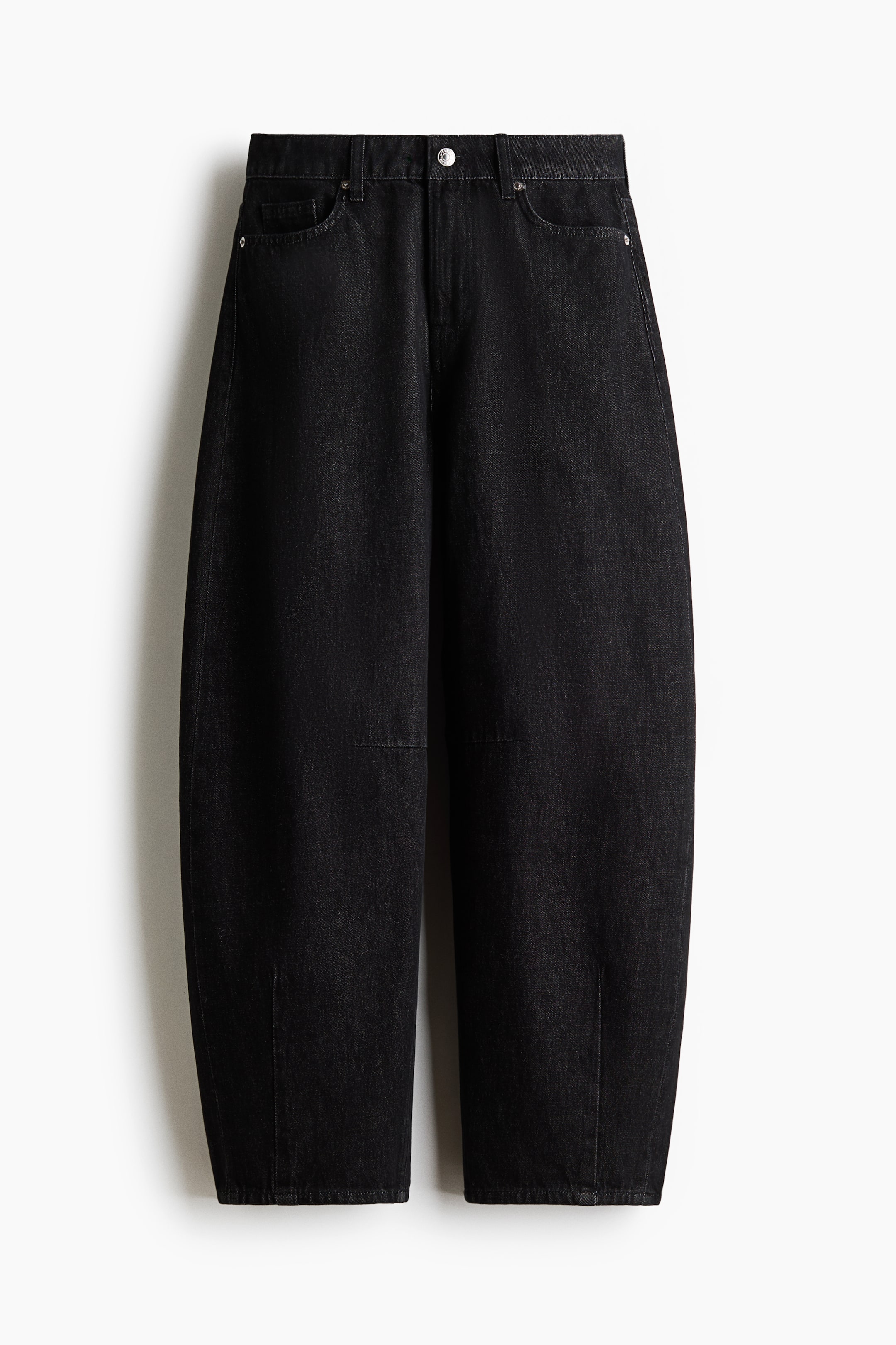 Xem ảnh lớn hơn: Quần jeans denim đen được thiết kế với phom dáng thoải mái, dáng balloon, cạp cao, túi trước và đai thắt lưng. Đường may ngang được nhấn ở phần ống quần bên dưới đầu gối, góp phần tạo nên phom dáng đặc trưng.