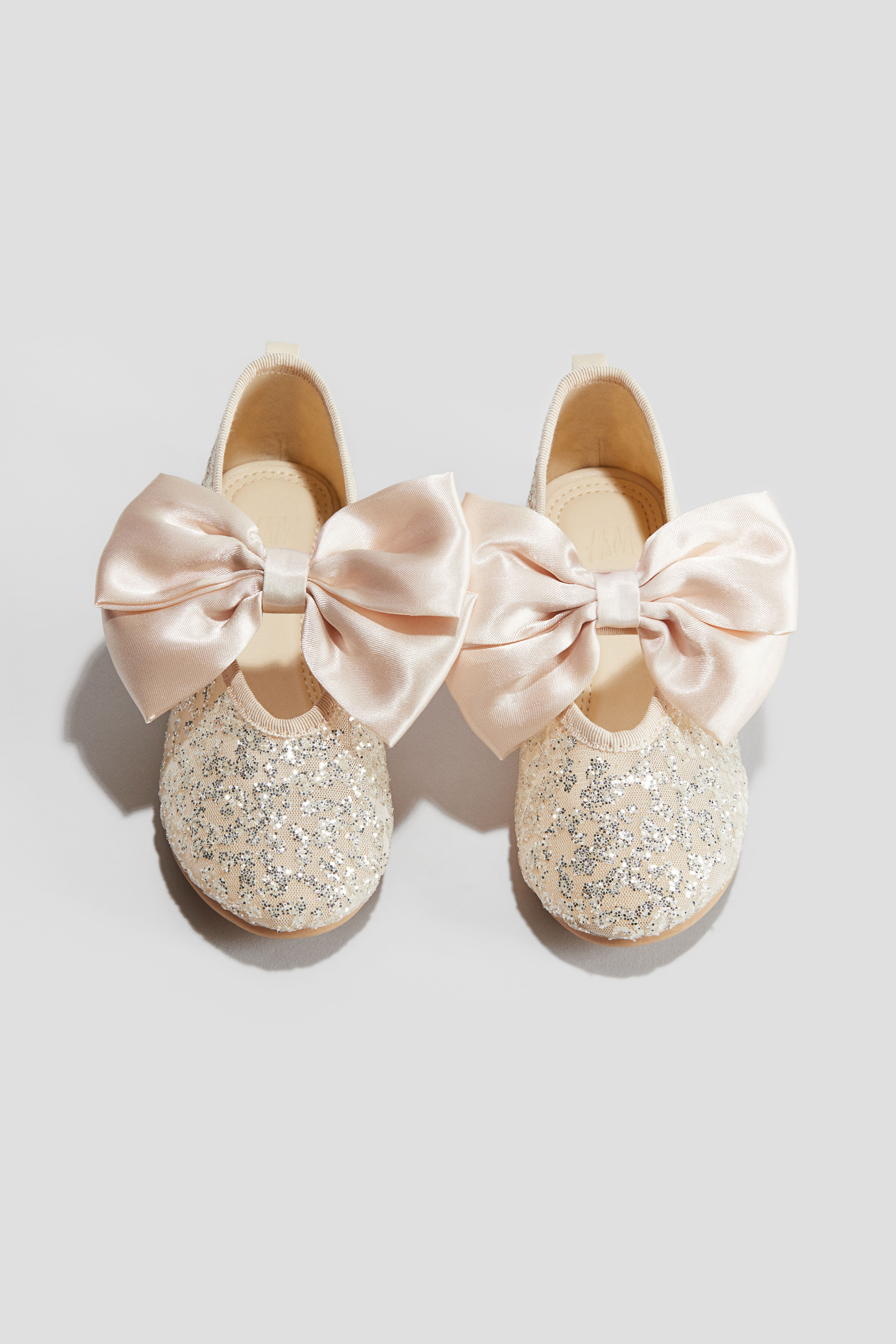 Ballerines avec boucle Creme ENFANT H M CA