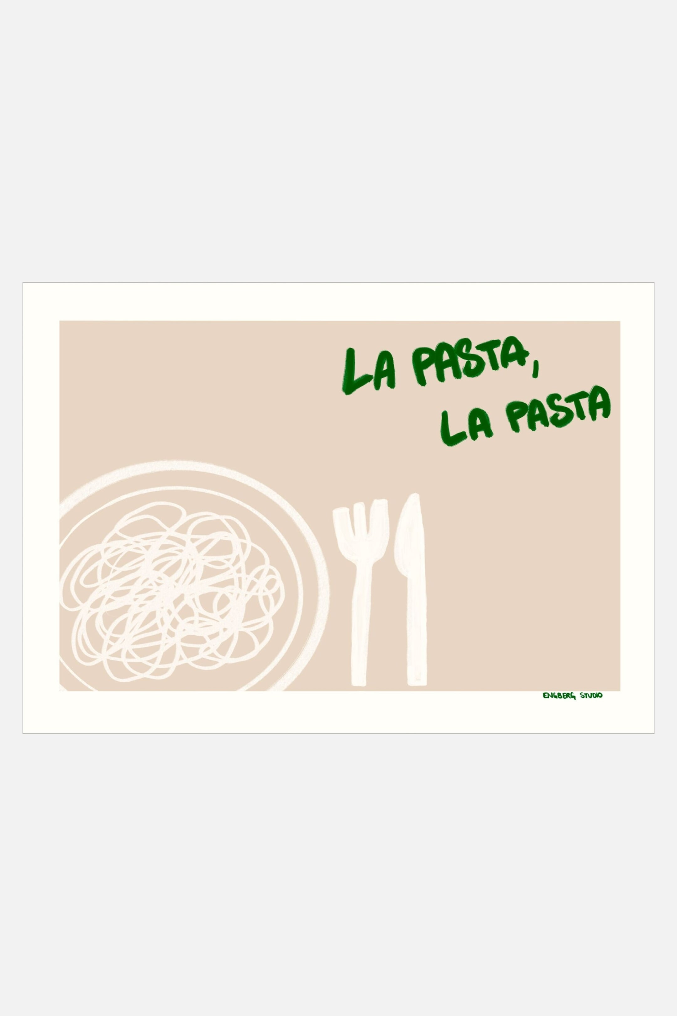 Größeres Bild anzeigen: Das gerahmte Kunstwerk zeigt einen beigen Hintergrund mit grüner handschriftlicher Schrift, die in der oberen rechten Ecke „LA PASTA, LA PASTA“ liest. Eine weiße Linienzeichnung eines mit Spaghetti gefüllten Tellers befindet sich links, neben einer weißen Linienzeichnung von Gabel und Messer.