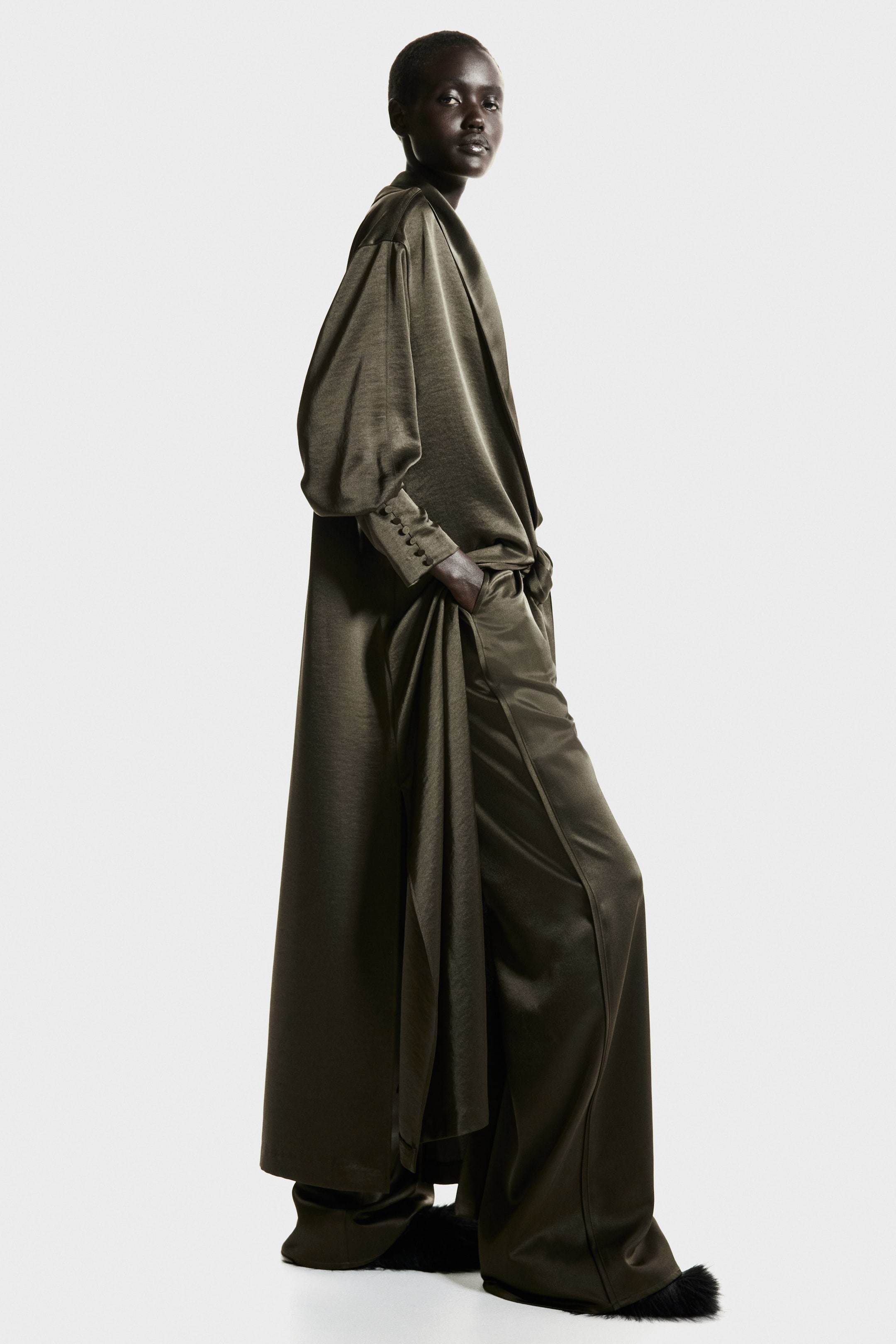 Visa större bild: Lång satinklänning - Mörk olivgrön - DAM | H&M SE 3