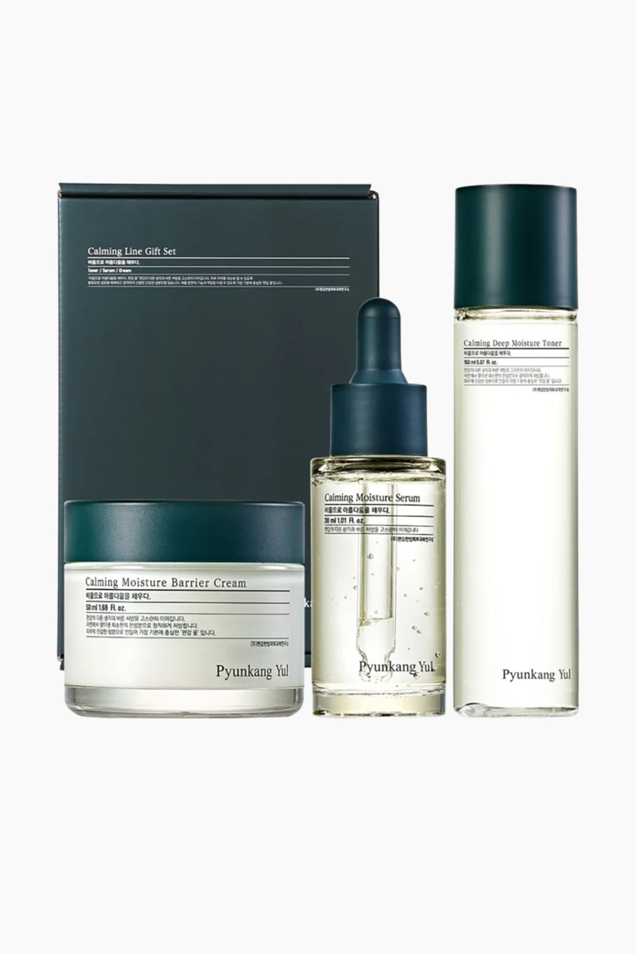 Se større billede: Pyunkang Yul Calming Line Gaveæske præsenteres med en mørkegrøn rektangulær æske, der er let vinklet til venstre. Foran står en klar glasbeholder med Calming Moisture Barrier Cream med hvid creme og en mørkegrøn hætte, en klar glasdråbeflaske med Calming Moisture Serum med klar væske og en mørkegrøn dråbehætte, og en høj klar glasflaske med Calming Deep Moisture Toner med klar væske og en mørkegrøn hætte oprejst.