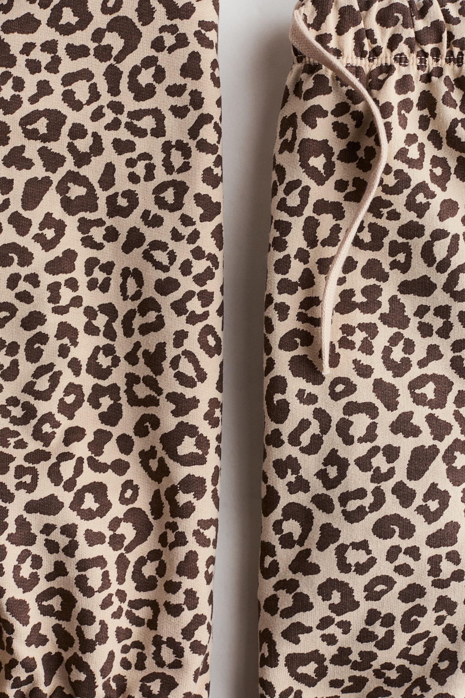 Детский комплект H&M 2-Piece Brushed-Inside Sweatshirt and Joggers Set, цвет: Бежевый / Леопардовый с принтом — фото 7