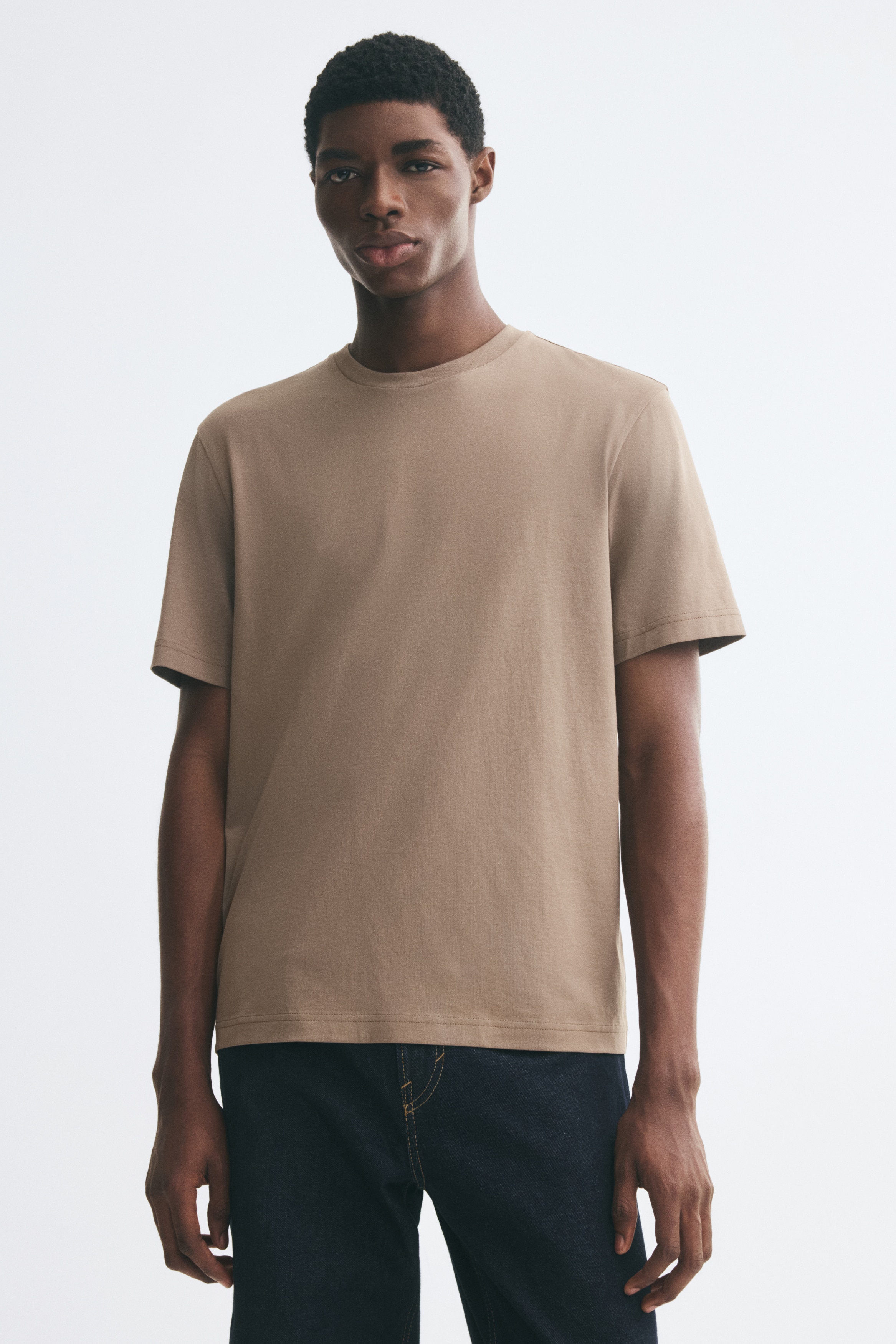 ÎÎ½Î± Î±Î½Î¿Î¹ÏÏÏ ÎºÎ±ÏÎ­ T-shirt ÎºÎ±Î½Î¿Î½Î¹ÎºÎ®Ï ÎµÏÎ±ÏÎ¼Î¿Î³Î®Ï ÎºÏÎ­Î¼ÎµÏÎ±Î¹ Î¼Îµ ÏÎ¿ Î¼ÏÏÎ¿ÏÏÎ¹Î½Ï Î¼Î­ÏÎ¿Ï ÏÏÎ¿Ï ÏÎ± ÎµÎ¼ÏÏÏÏ, Î¼Îµ ÏÎ¹Î¼Ï ÏÏÏÎ¿Î³Î³ÏÎ»Î® Î»Î±Î¹Î¼ÏÎºÎ¿ÏÎ·, ÎºÎ¿Î½ÏÎ¬ Î¼Î±Î½Î¯ÎºÎ¹Î± ÎºÎ±Î¹ Î¯ÏÎ¹Î¿ Î´Î¹ÏÎ»Î¿ÏÎ±Î¼Î¼Î­Î½Î¿ ÏÏÏÎ¯ÏÏÎ¼Î±.