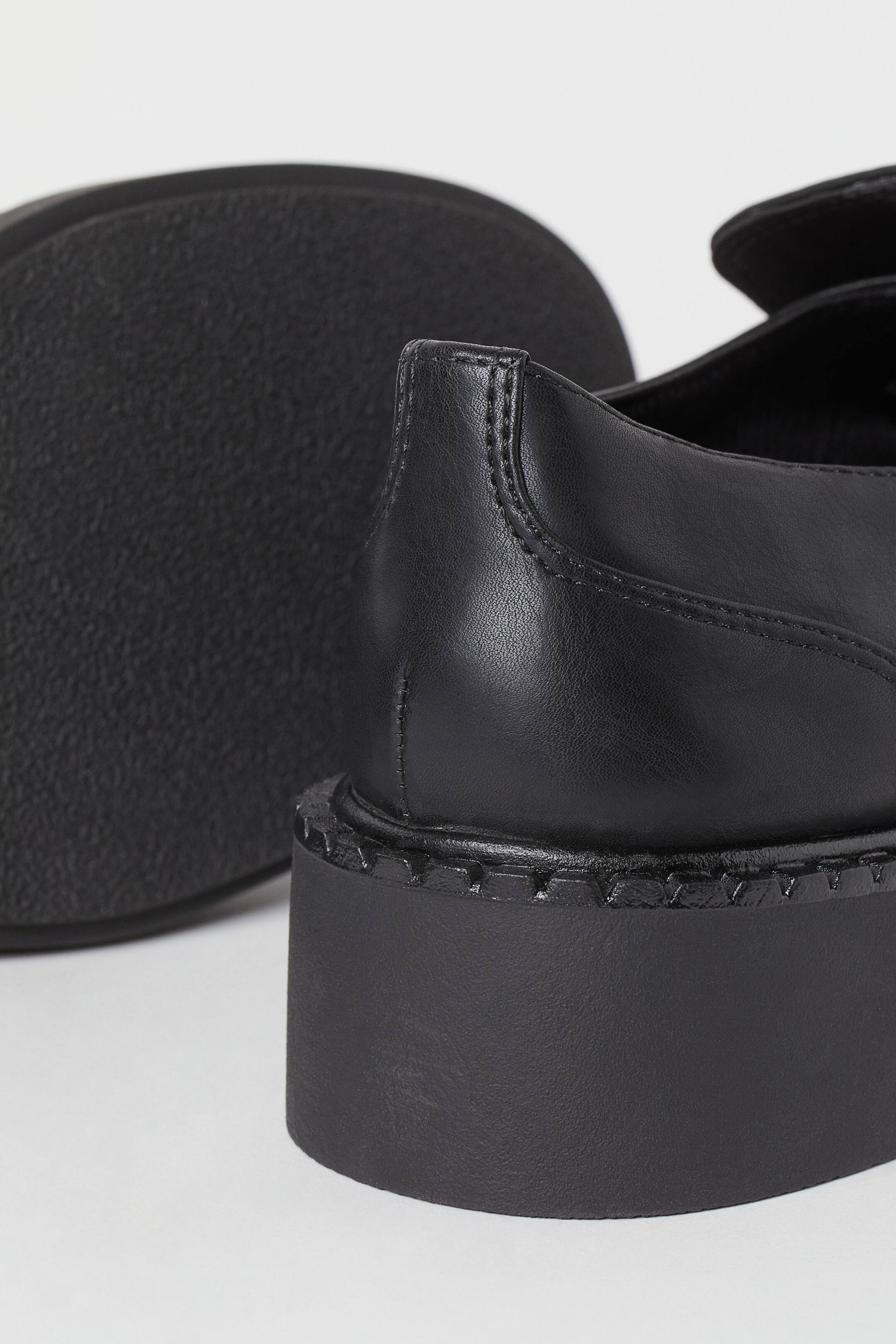 Visa större bild: Loafers med kedja - Svart - DAM | H&M FI 4