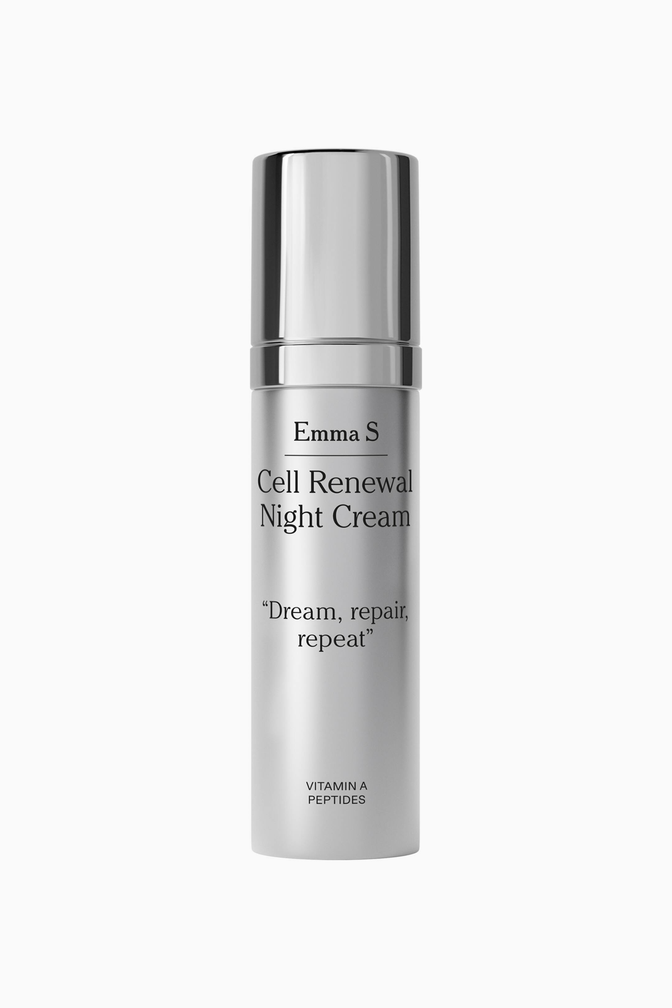 Visa större bild: Cell Renewal Night Cream står upprätt och vänd framåt och visar en cylindrisk flaska med en matt silverkropp och ett reflekterande korklock med kromfinish. På flaskans framsida finns svart tryckt text som visar varumärket "Emma S", produktnamnet "Cell Renewal Night Cream", citatet "Dream, repair, repeat" samt "VITAMIN A PEPTIDES" nära basen.