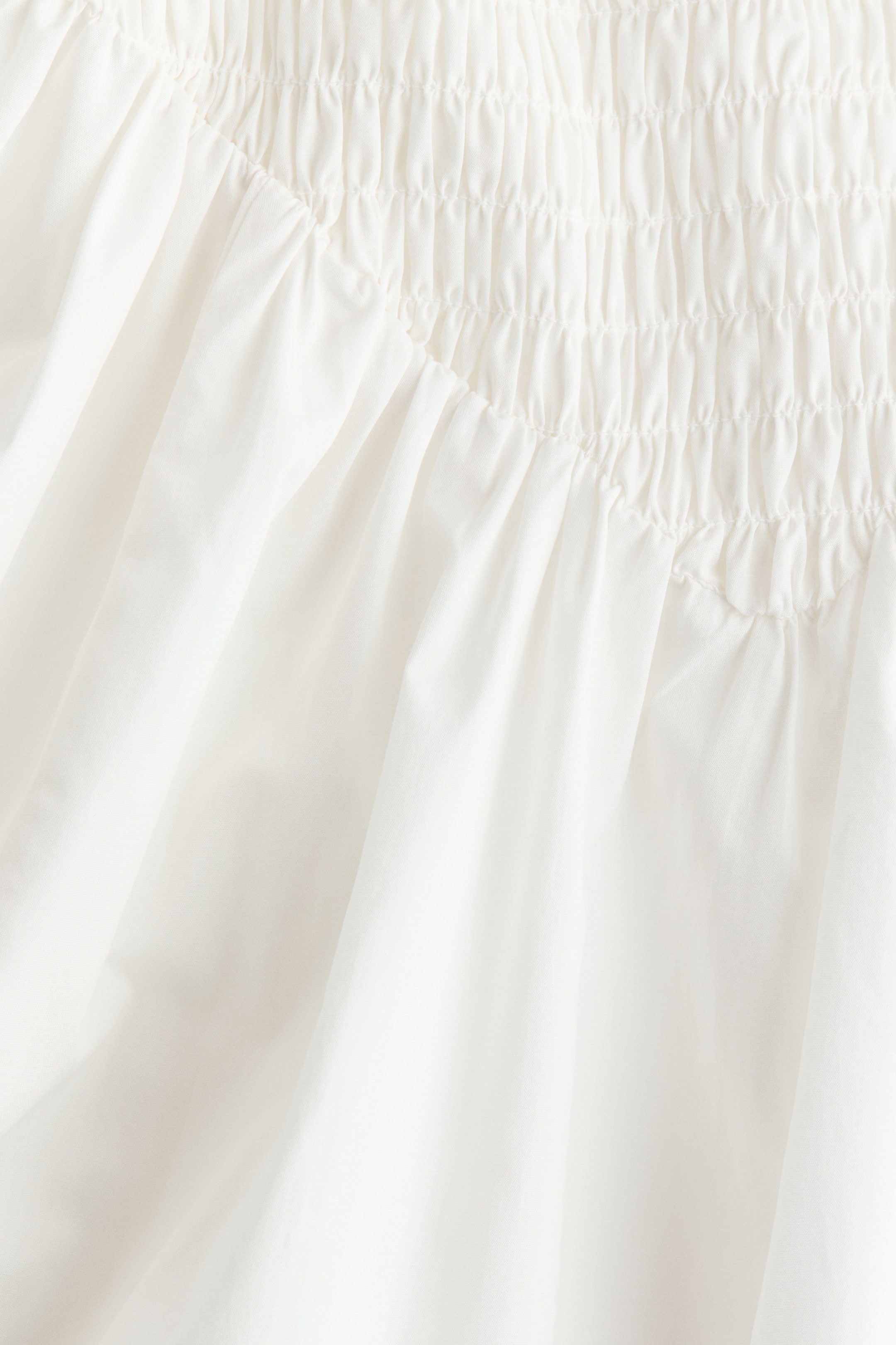 Robe smockée avec jupe évasée