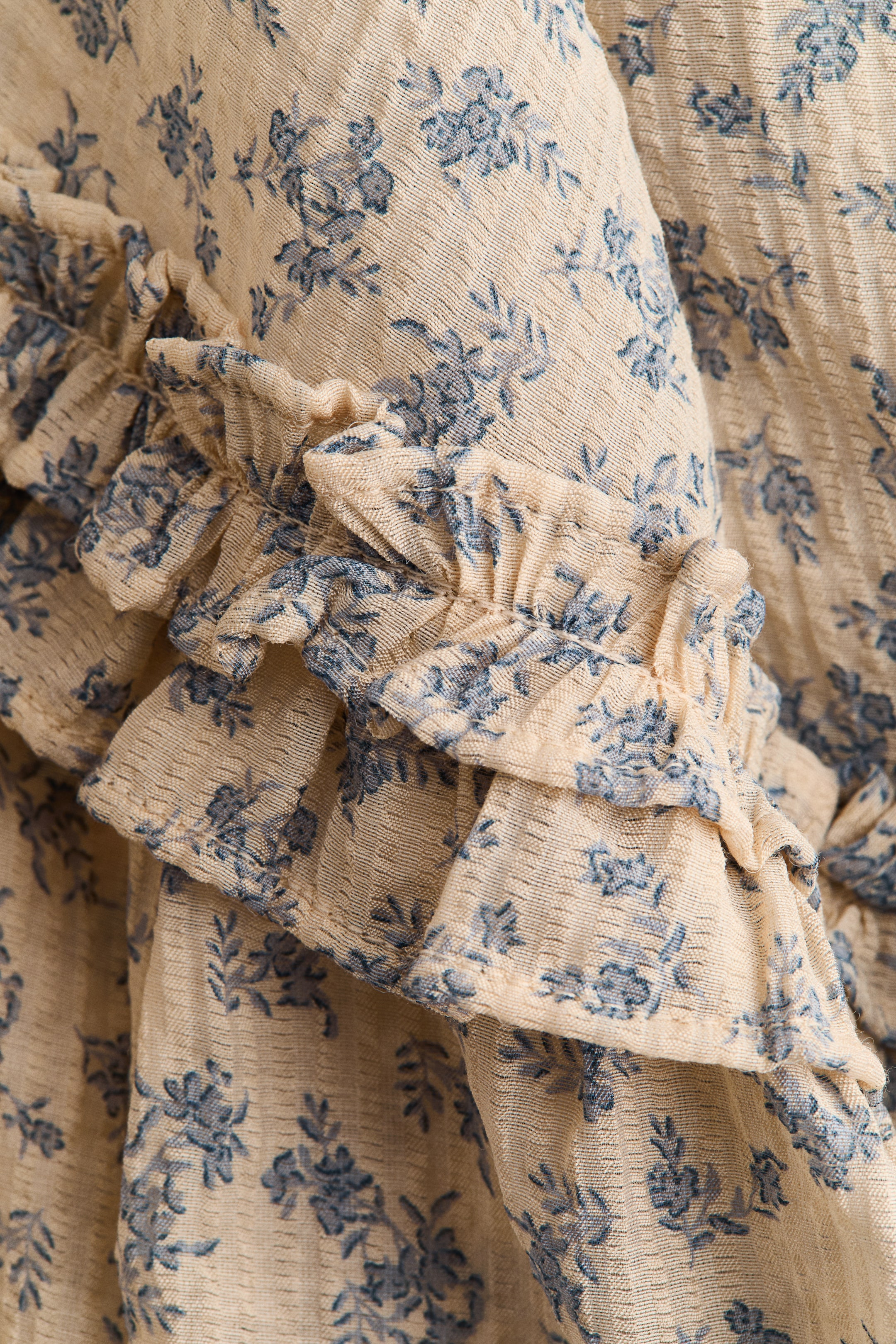 Robe à volants ruchés en tissu texturé