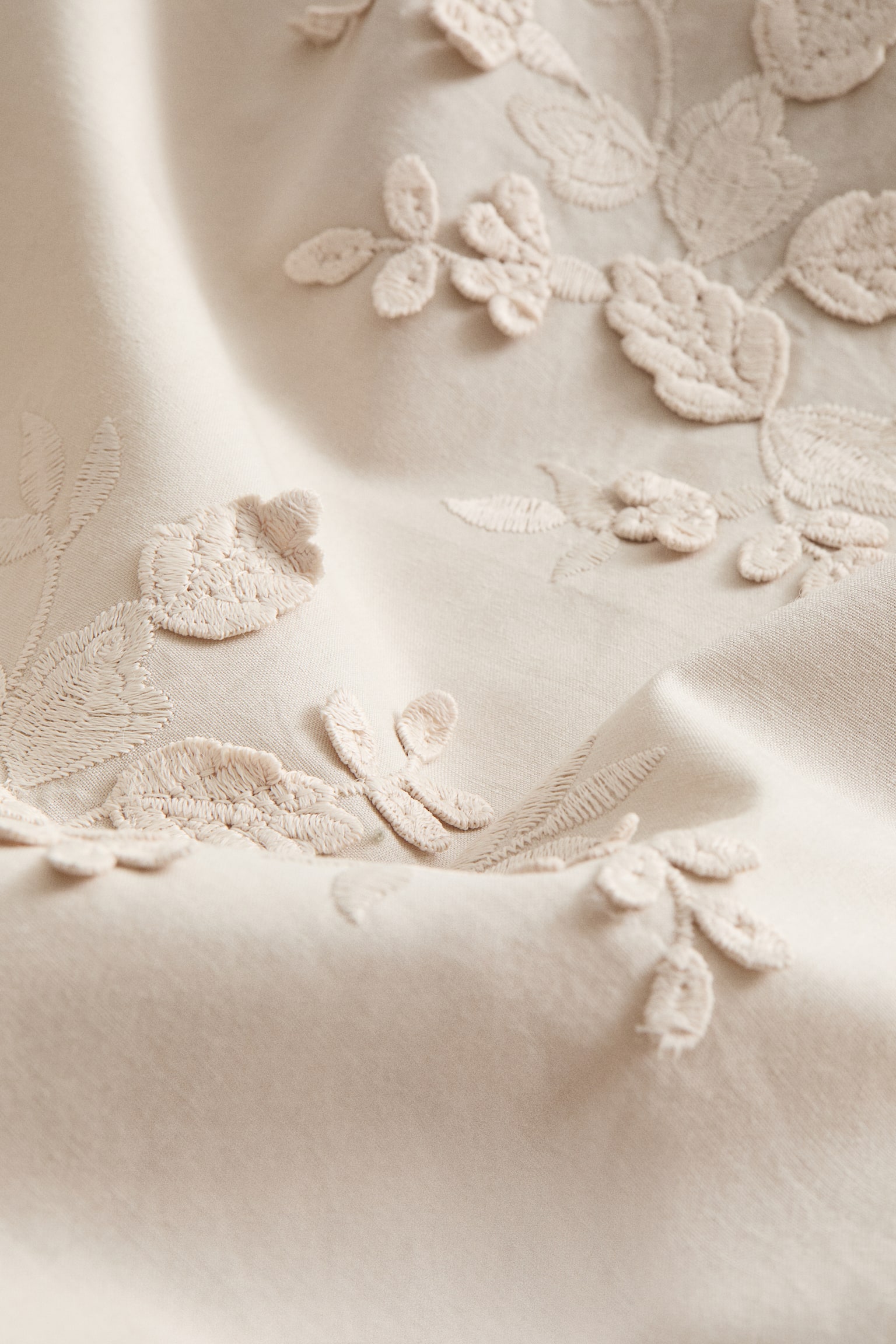 Embroidery-detail cotton pillowcase - Light beige/Floral - 3