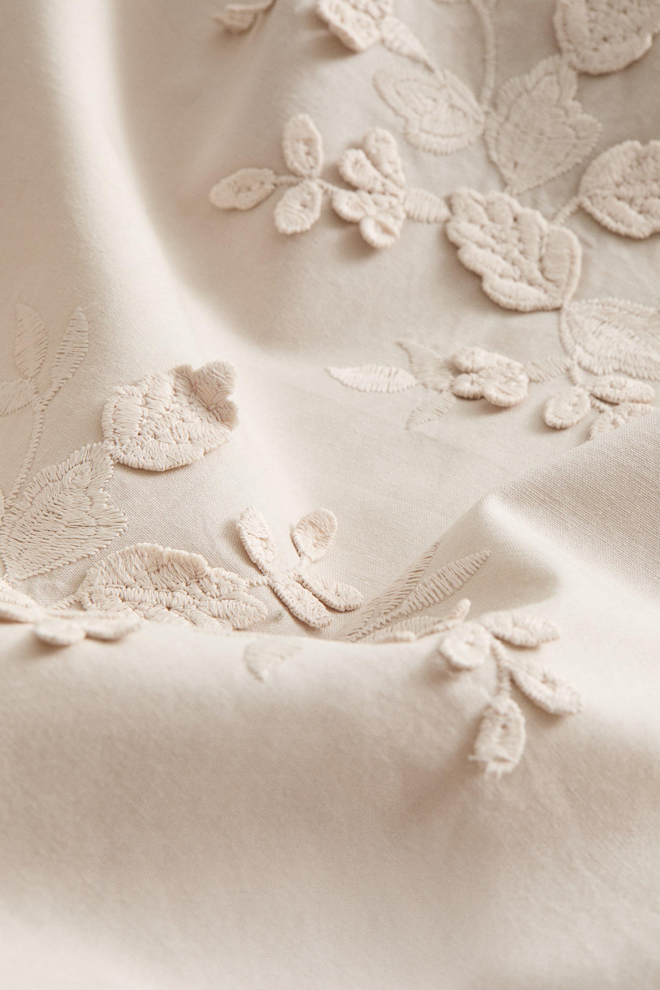 Vezi imaginea mai mare: Embroidery-detail cotton pillowcase - Bej-deschis/flori - HOME | H&M RO 4