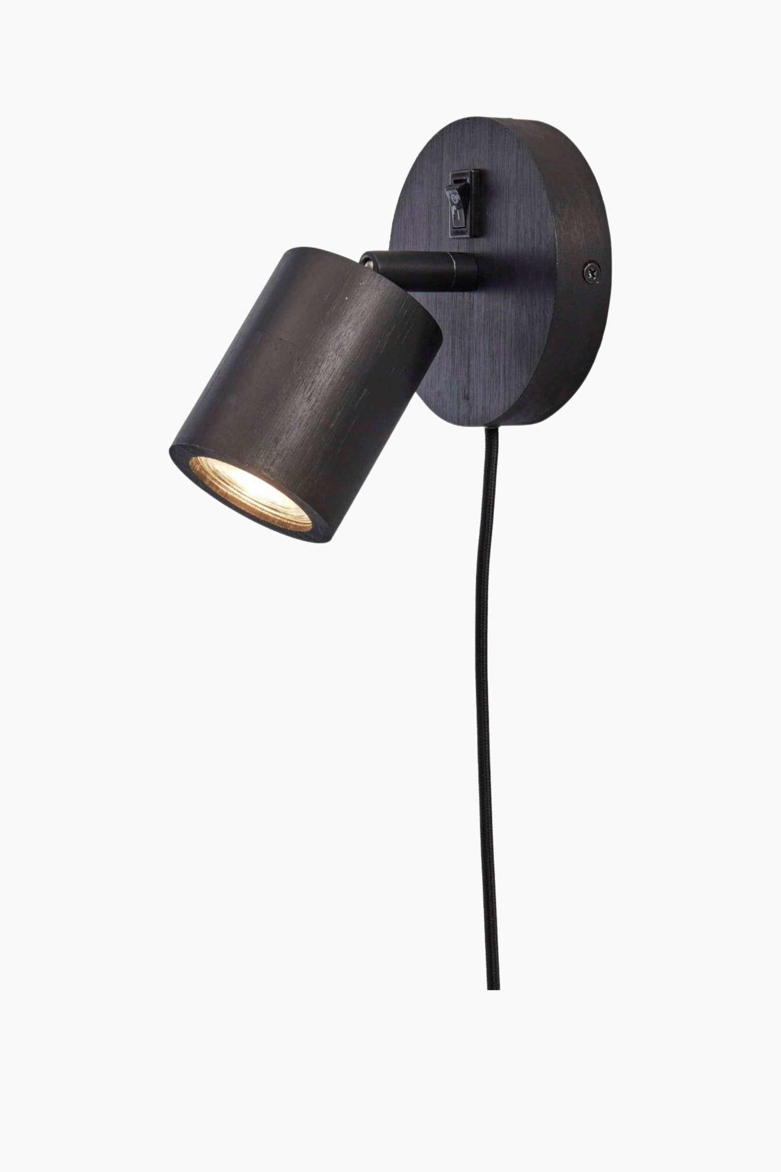 Een aan de muur gemonteerde spotlamp met een ronde basis en een verstelbare cilindervormige kap, beide met een donkere houtnerftextuur. De kap is naar beneden gericht en verspreidt warm licht, terwijl een dun zwart snoer recht naar beneden hangt vanaf de onderzijde van de basis. - 1
