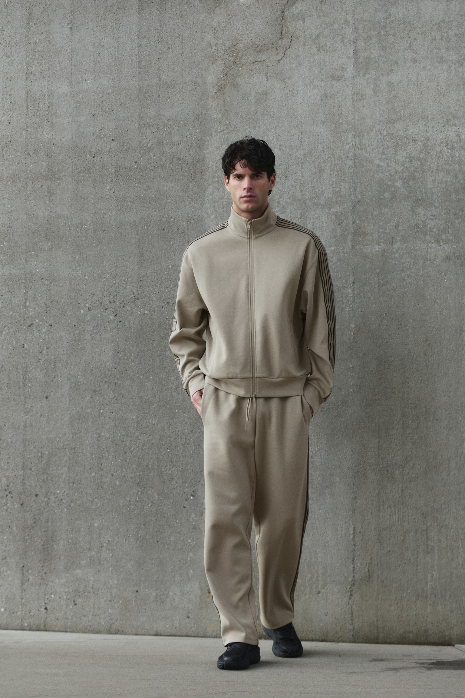 Loose Fit Sports joggers with DryMove™ - Beige/Black - 4