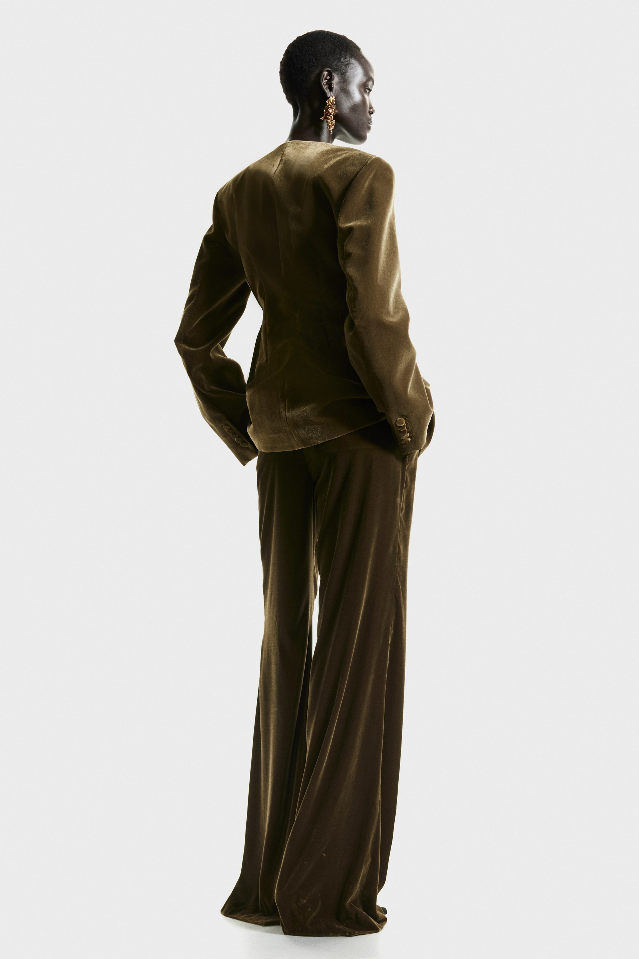 Visualizza immagine più grande: Pantaloni bootcut in velluto - Verde kaki scuro - DONNA | H&M IT 4