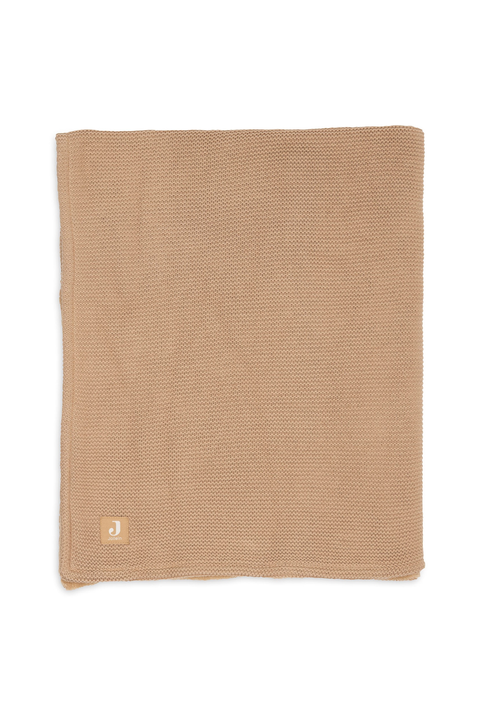 Drei BettwÃ¤sche-Elemente sind diagonal Ã¼bereinander geschichtet: unten eine strukturierte, kamelbraune Strickdecke, in der Mitte eine glatte, flauschige Decke in einem passenden warmen Braunton und oben ein cremefarbenes Laken mit einem zarten Muster aus kleinen BÃ¤umen und Tieren.