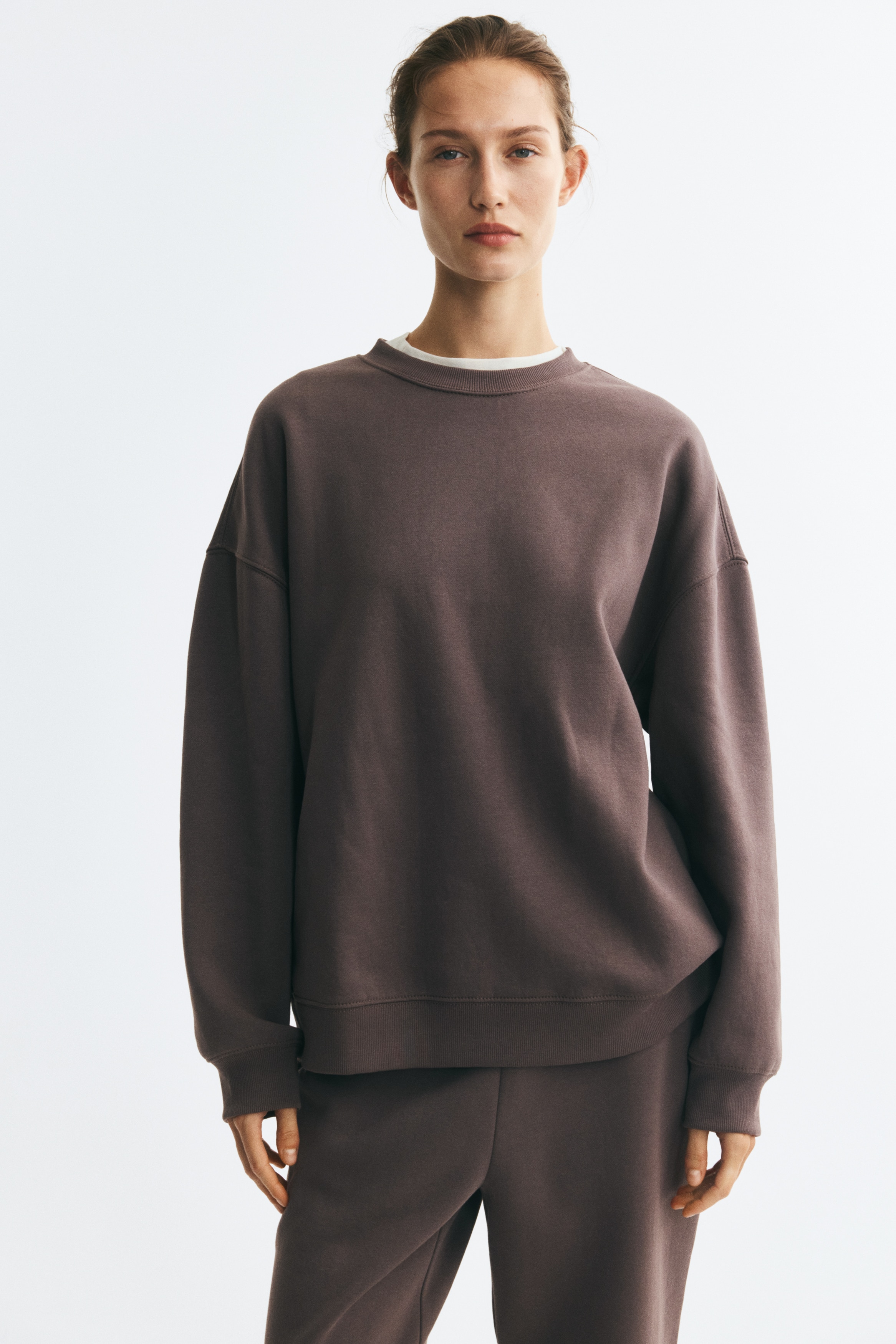 Îνα oversized καÏÎ ÏοÏÏÎµÏ ÎºÏÎμεÏαι Ïε μÏÏοÏÏινή ÏÏη, αναδεικνÏονÏÎ±Ï ÏÎ¹Î¼Ï ÏÏÏογγÏ
λή λαιμÏκοÏη, ÏαμηλÏμÎνοÏ
Ï ÏμοÏ
Ï ÎºÎ±Î¹ μακÏιά μανίκια. Το ÎνδÏ
μα διαθÎÏει άνεÏη εÏαÏμογή με ÏÎ¹Î¼Ï Î»ÎµÏÏομÎÏÎµÎ¹ÎµÏ ÏÏÎ¹Ï Î¼Î±Î½ÏÎÏÎµÏ ÎºÎ±Î¹ ÏÏο ÏελείÏμα.