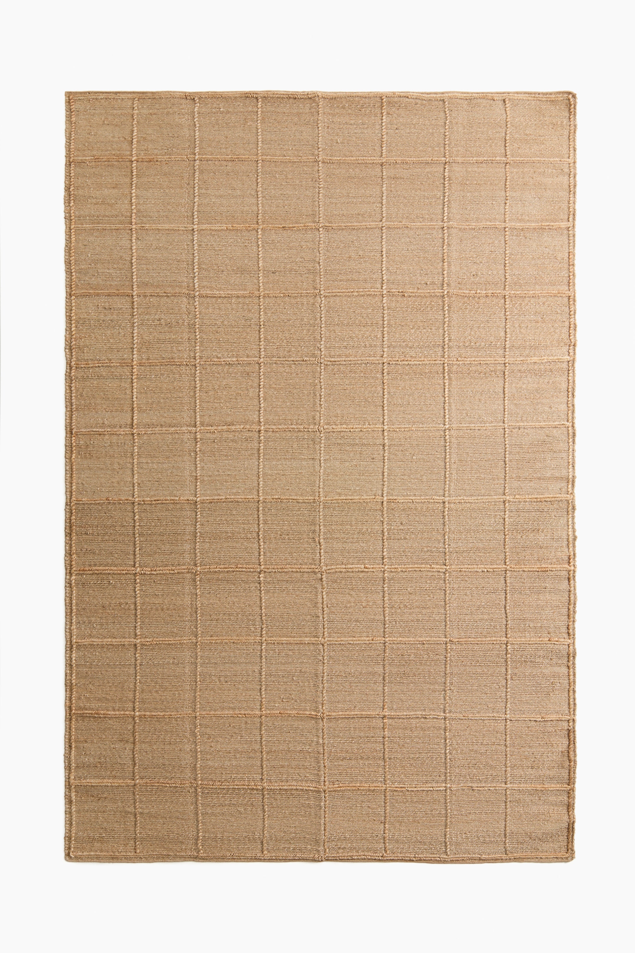 Grotere afbeelding bekijken: Een rechthoekig tapijt toont een geweven natuurlijke beige textuur met een duidelijk rasterpatroon gevormd door dikkere geweven lijnen.