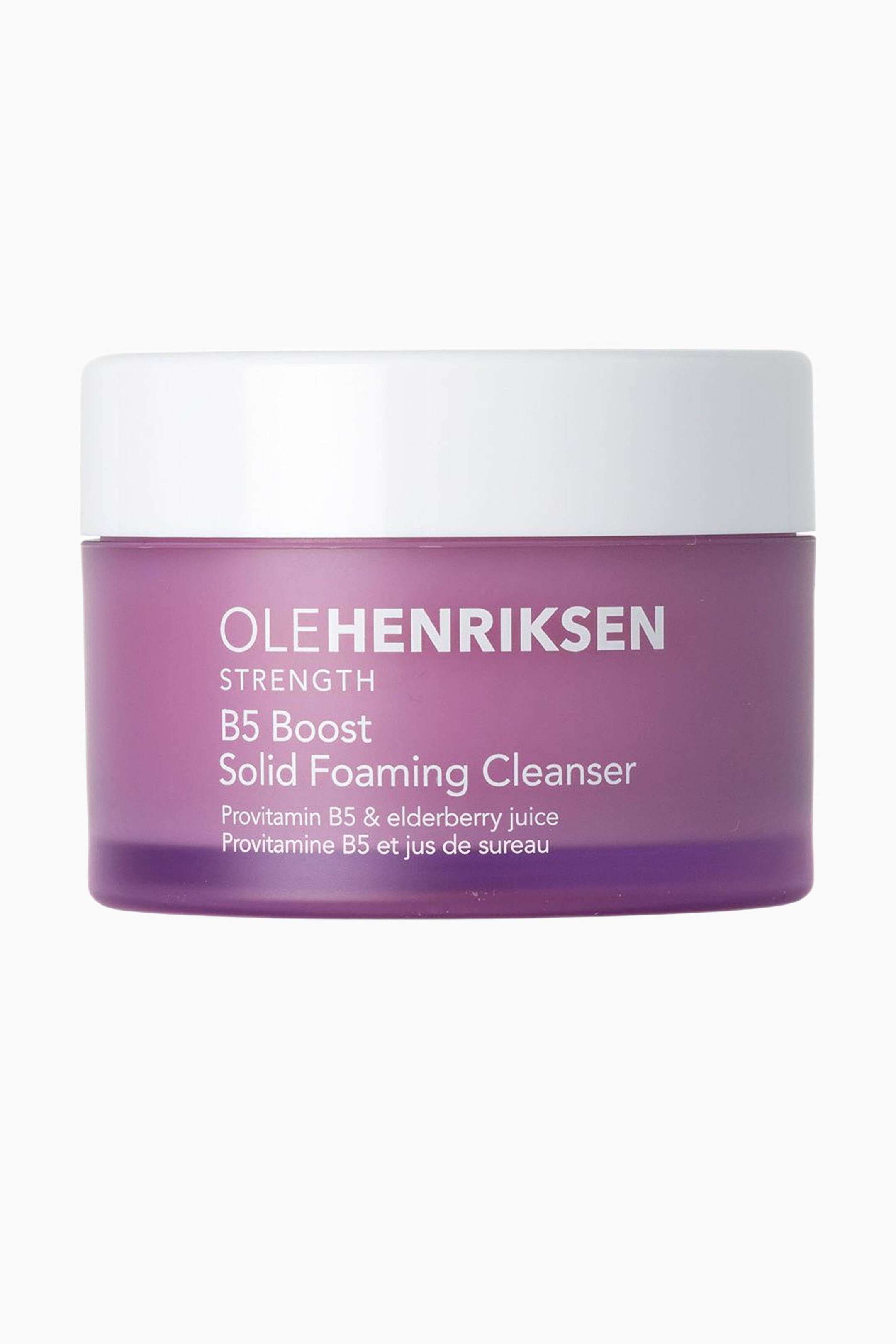 Visa större bild: En OLEHENRIKSEN B5 Boost Solid Foaming Cleanser visas med framsidan framåt i en genomskinlig lila burk med vitt skruvlock. Vit text på burken visar ”OLEHENRIKSEN”, ”STRENGTH”, ”B5 Boost” och ”Solid Foaming Cleanser”.