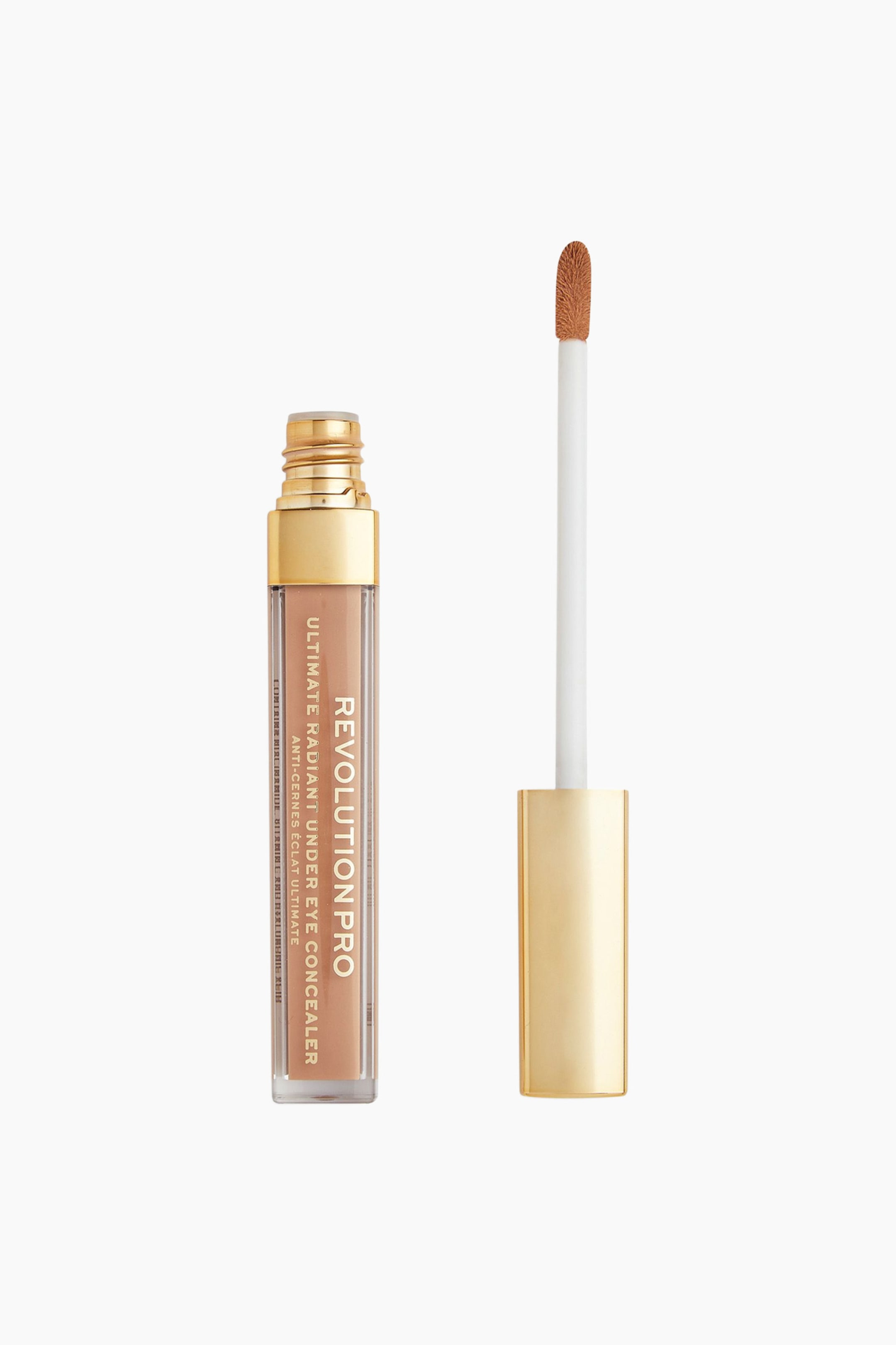 Größeres Bild ansehen: Der Revolution Pro Ultimate Radiant Under Eye Concealer steht aufrecht und zeigt in einer klaren rechteckigen Tube die beige flüssige Concealer-Textur neben dem abgeschraubten Applikatorstab. Der Stab steht vertikal und verfügt über eine goldene rechteckige Kappe, einen weißen Schaft und einen abgeschrägten Doe-Foot-Applikator, der mit dem beigen Produkt beschichtet ist.