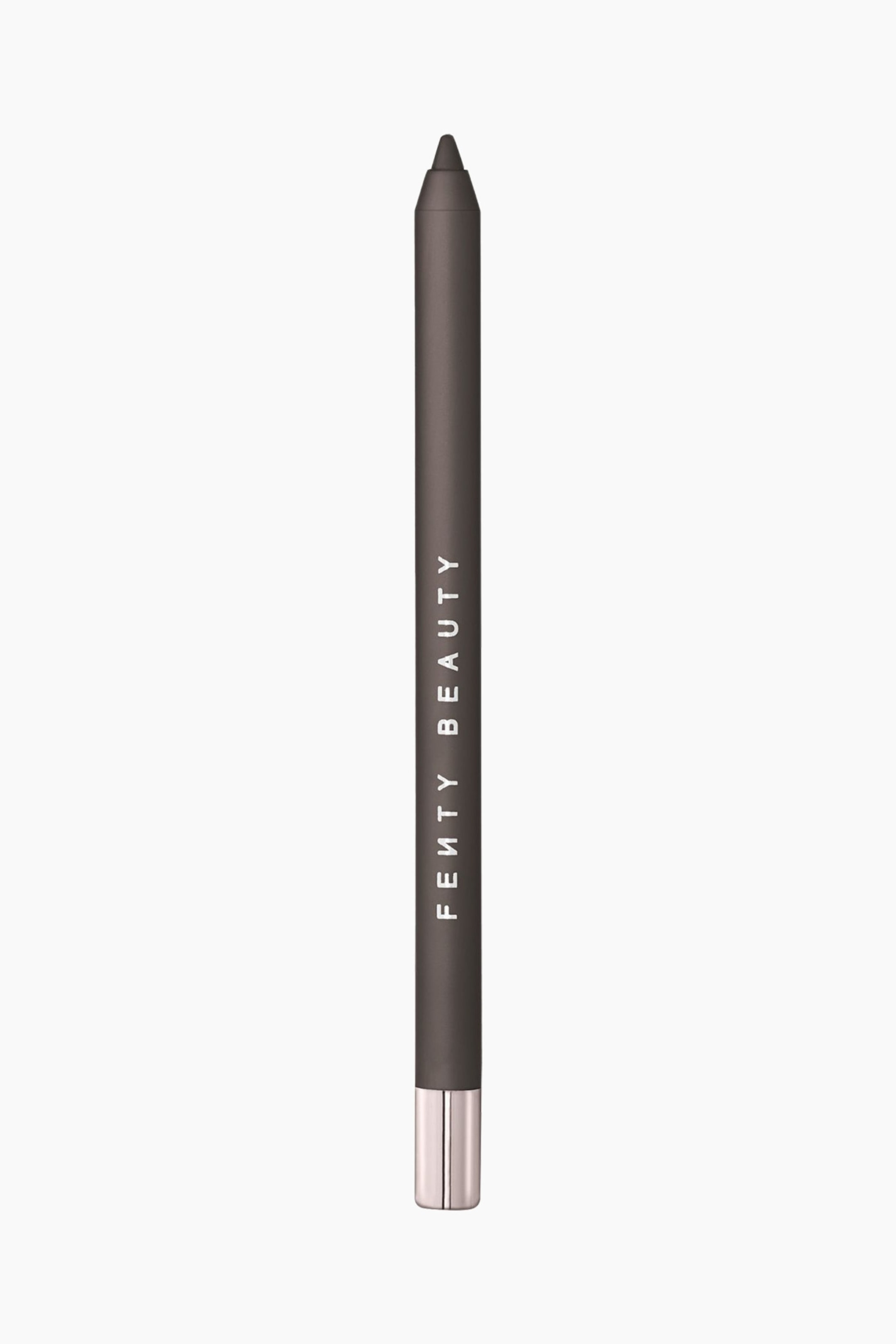 Visa större bild: Trace'd Out Longwear Waterproof Pencil Lip Liner står upprätt och visar en matt mörkbrun kropp med en matchande vässad spets. Pennan har logotypen "FENTY BEAUTY" tryckt vertikalt i vit text och avslutas med en metalliskt silverfärgad kork vid basen.