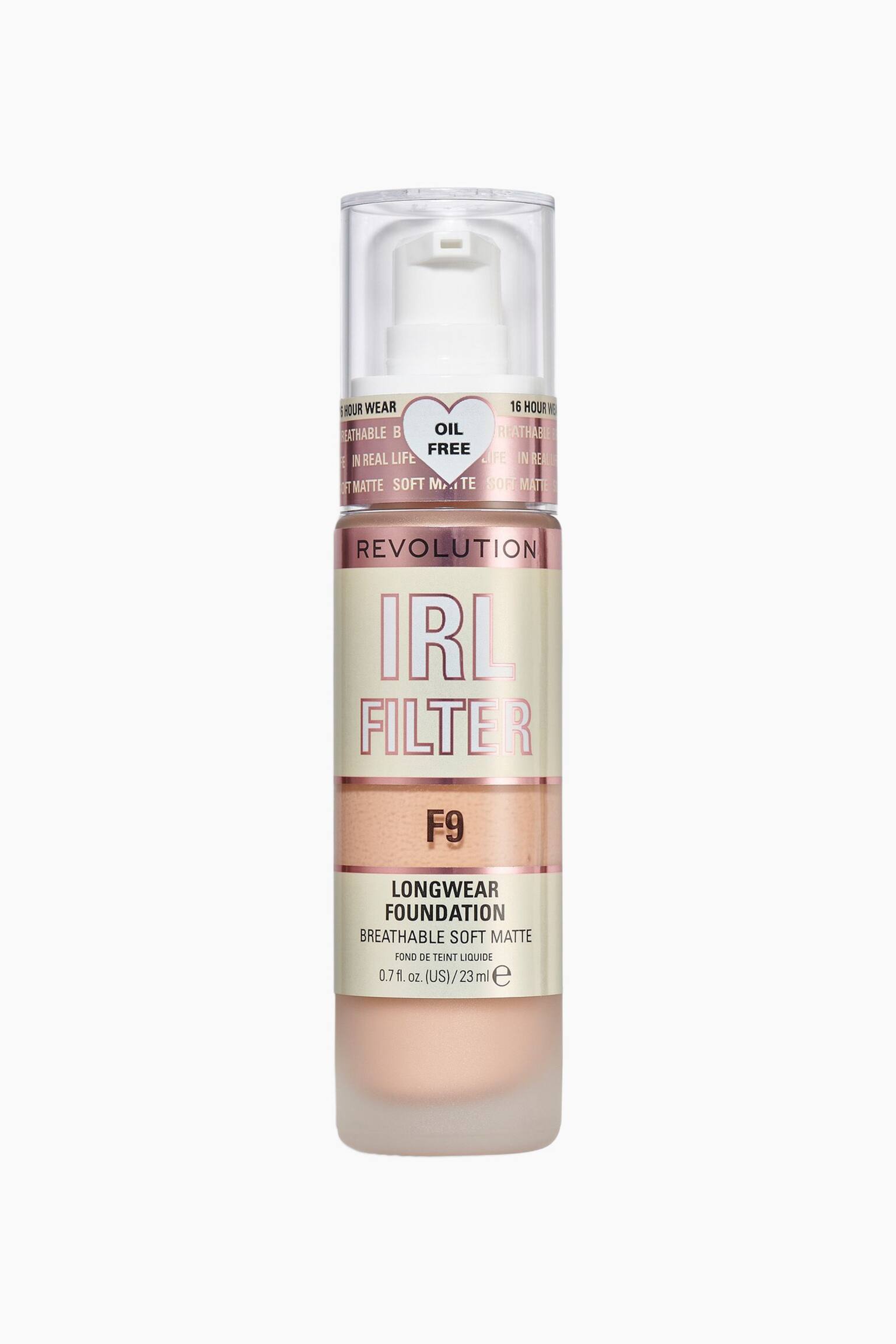 Revolution IRL Filter Longwear Foundation steht aufrecht und blickt nach vorne und präsentiert seine hellbeige flüssige Formel in einer mattierten zylindrischen Flasche. Die Flasche verfügt über eine transparente Kappe über einem weiÃen Pumpspender, einen roségoldenen Metallkragen mit der Aufschrift âOIL FREEâ in einem Herz sowie ein cremefarbenes Etikett mit dem Text âIRL FILTERâ in metallisch roségoldener Schrift und dem Farbtoncode âF9â. - 1