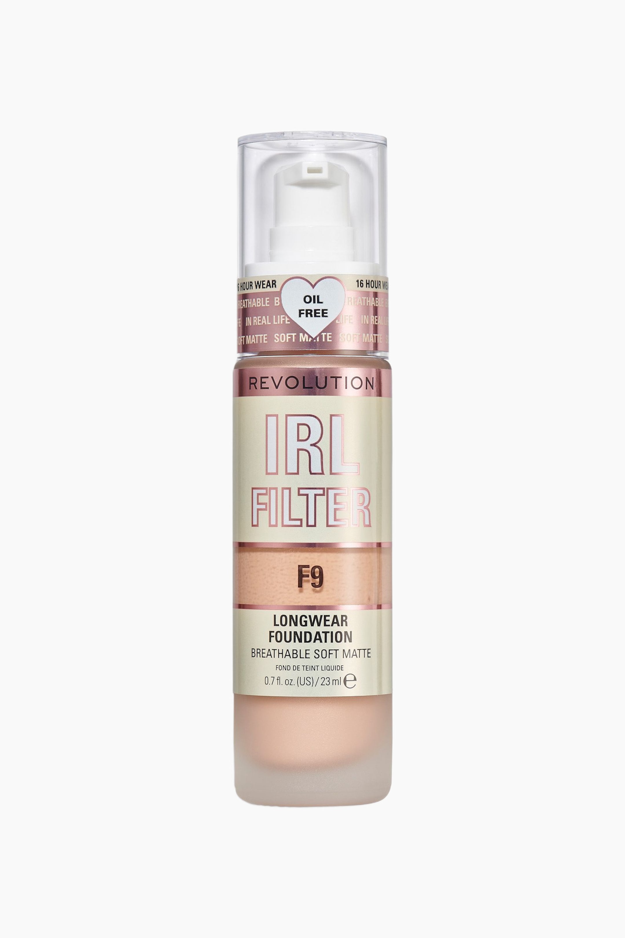 Größeres Bild ansehen: Revolution IRL Filter Longwear Foundation steht aufrecht und blickt nach vorne und präsentiert seine hellbeige flüssige Formel in einer mattierten zylindrischen Flasche. Die Flasche verfügt über eine transparente Kappe über einem weißen Pumpspender, einen roségoldenen Metallkragen mit der Aufschrift „OIL FREE“ in einem Herz sowie ein cremefarbenes Etikett mit dem Text „IRL FILTER“ in metallisch roségoldener Schrift und dem Farbtoncode „F9“.
